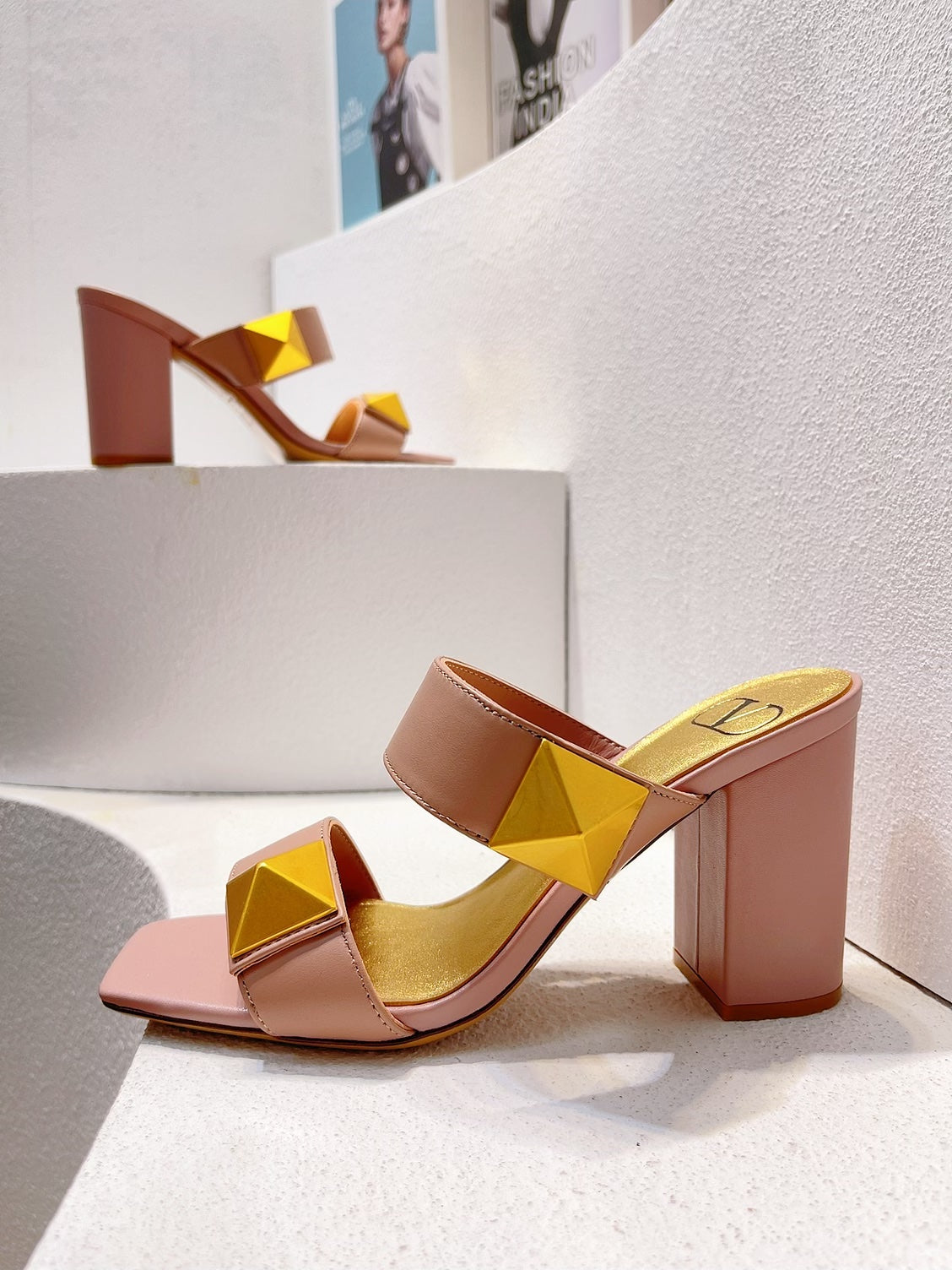 VT One Stud Leather Sandals Pink Cowhide 292756