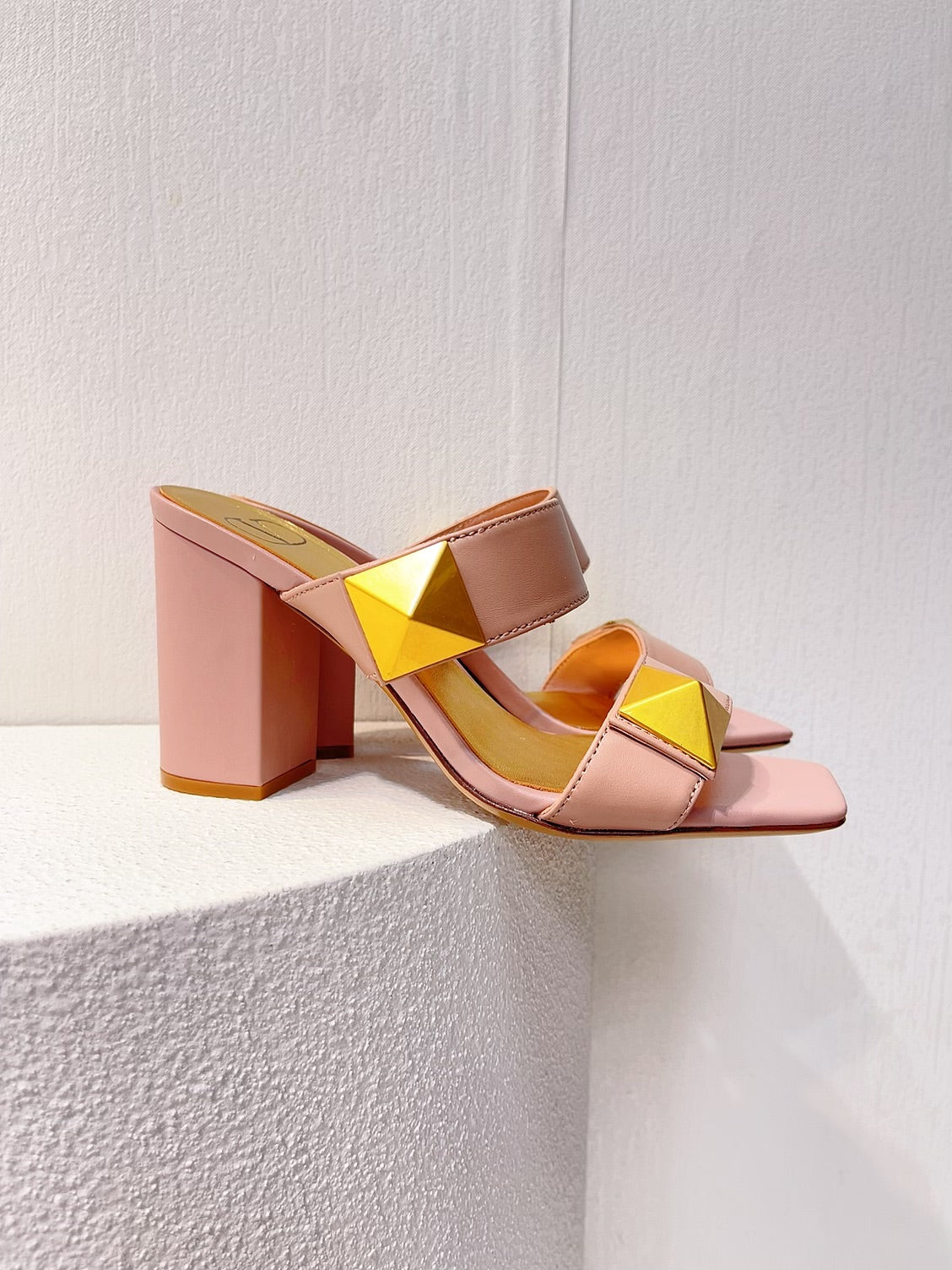 VT One Stud Leather Sandals Pink Cowhide 292756