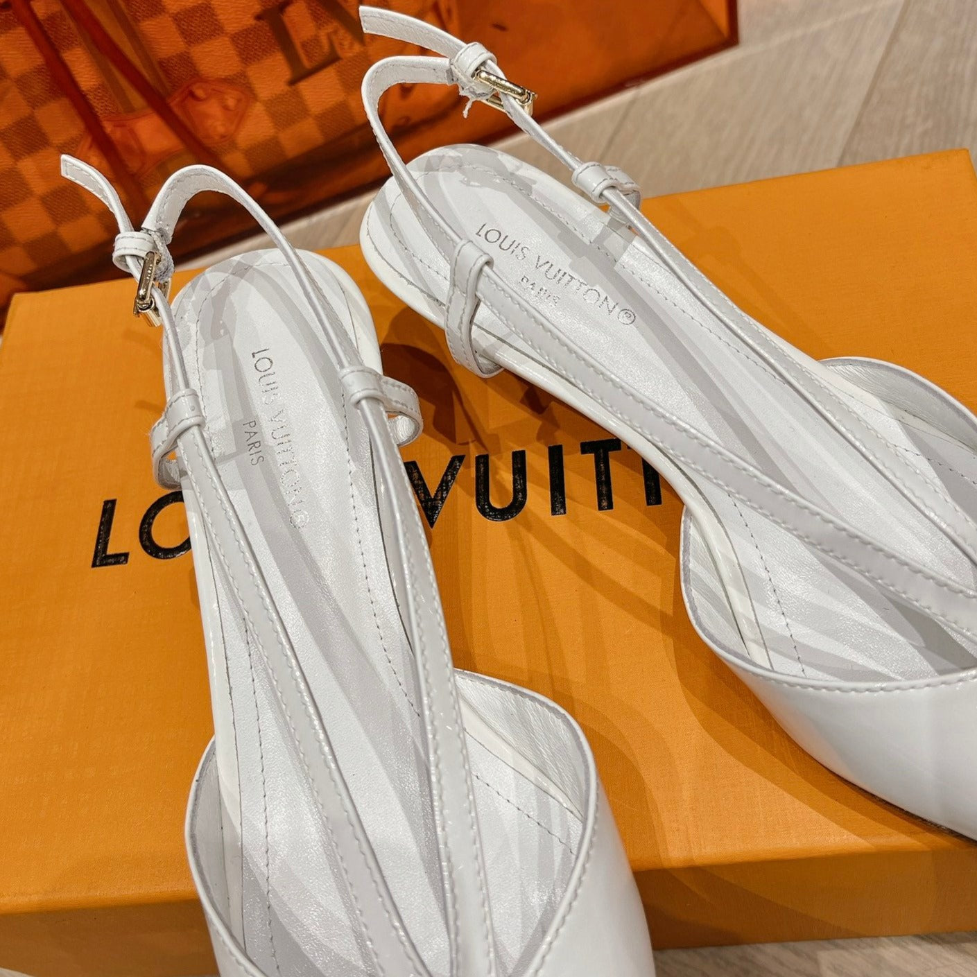 LV LOW HEEL SLINGBACK WHITE