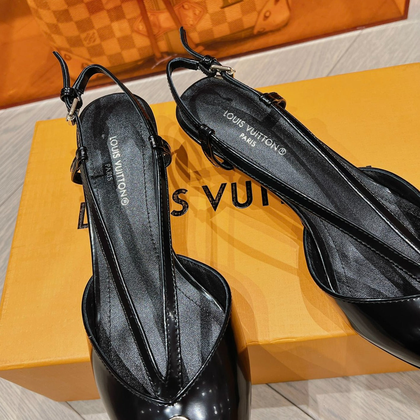 LV LOW HEEL SLINGBACK BLACK