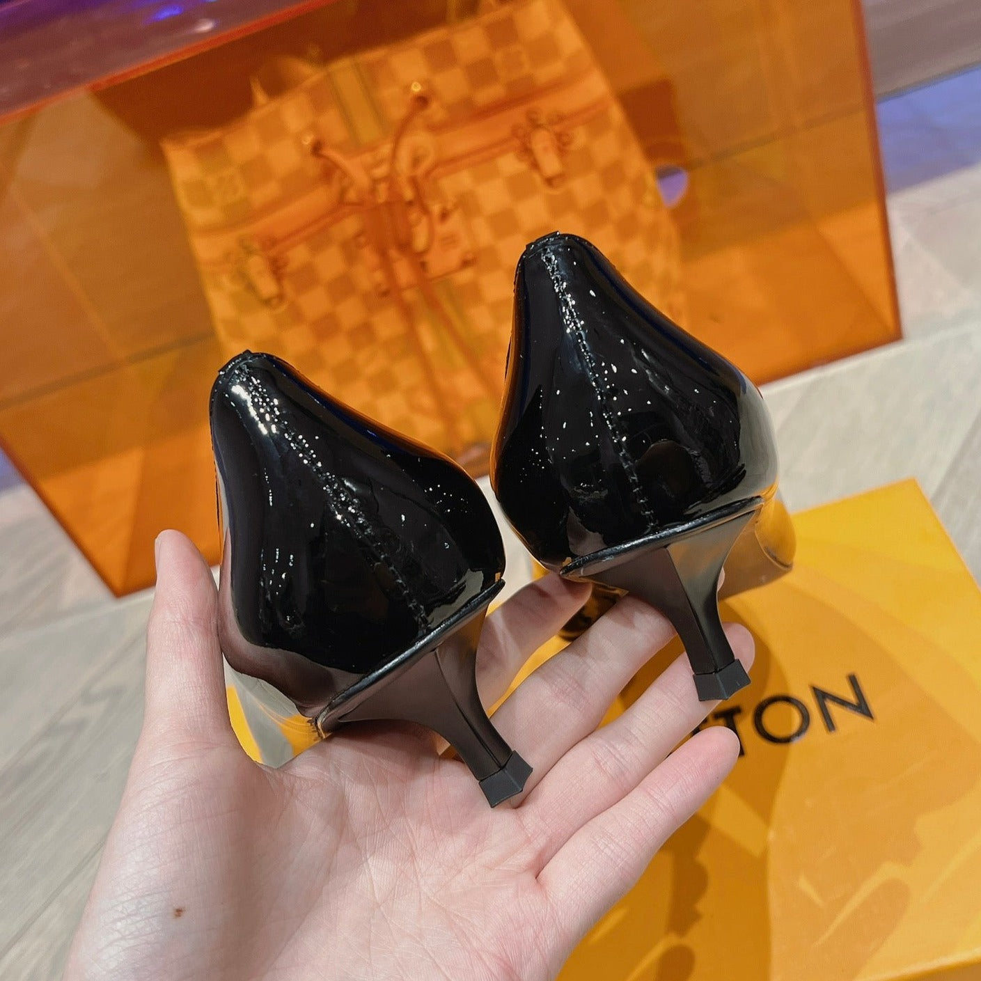 LV SINGLE LOW HEEL PUMP SHINY BLACK