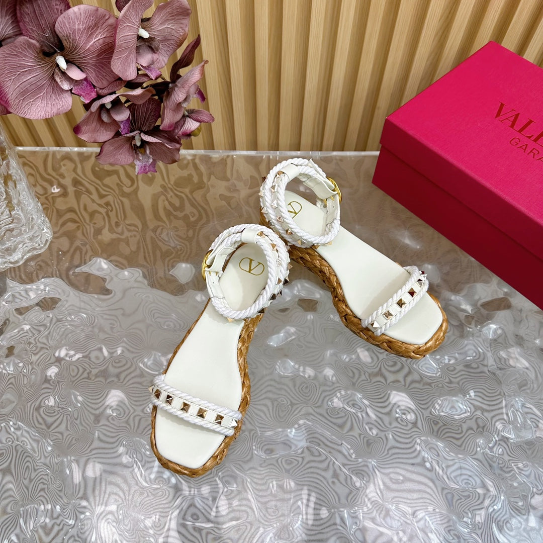 Rockstud Flatform Sandal 45mm In White Calfskin And Raffia 102844