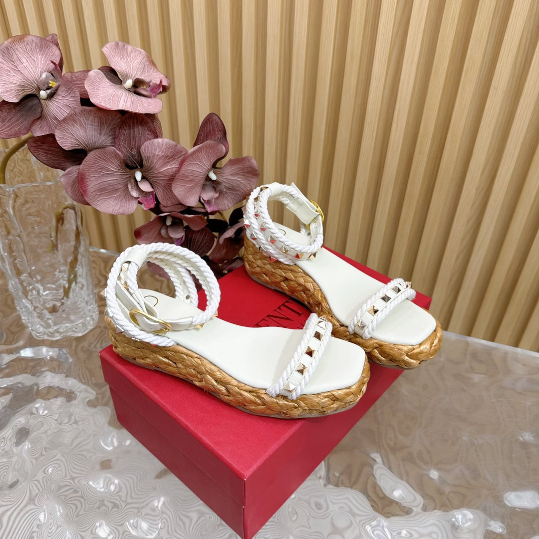 Rockstud Flatform Sandal 45mm In White Calfskin And Raffia 102844