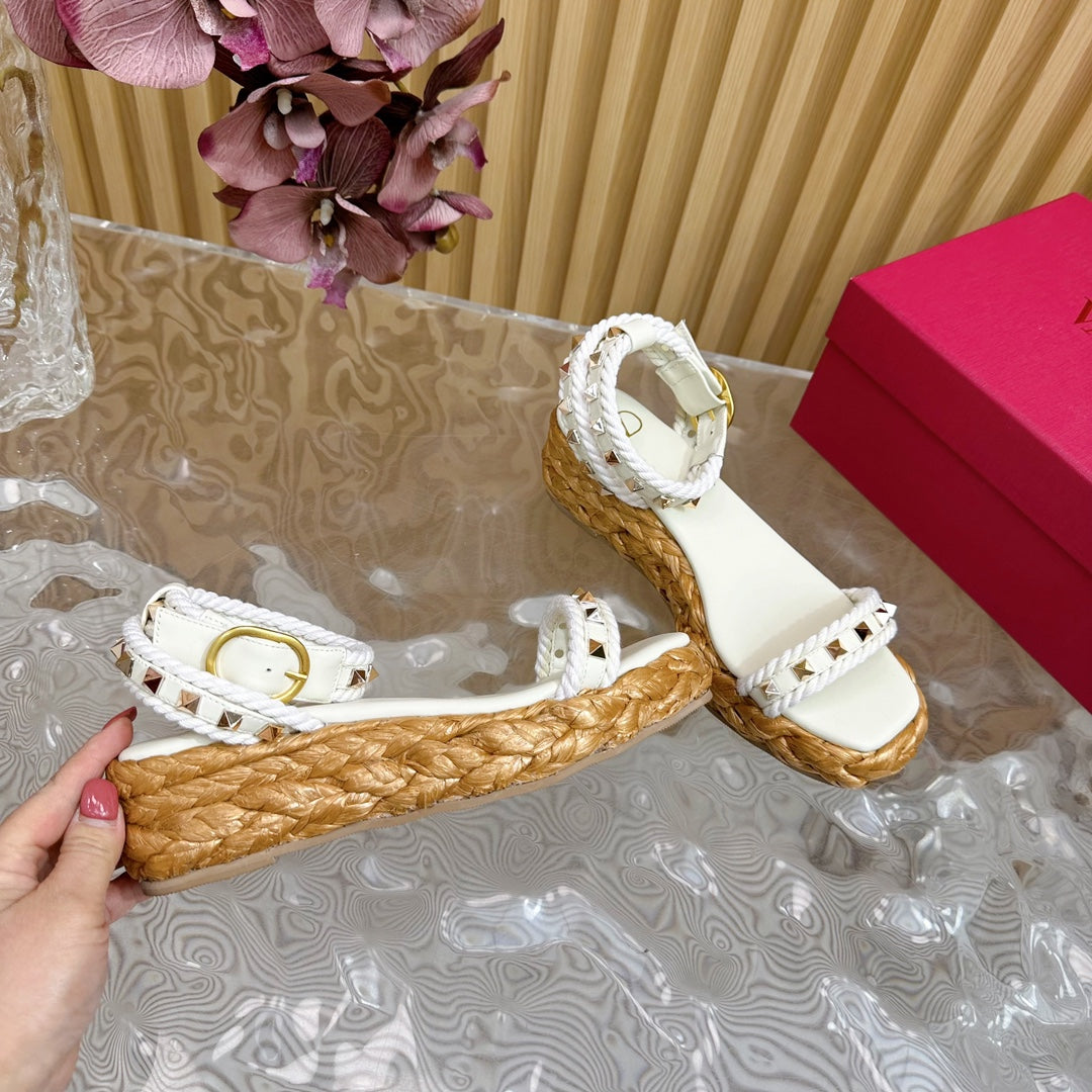 Rockstud Flatform Sandal 45mm In White Calfskin And Raffia 102844