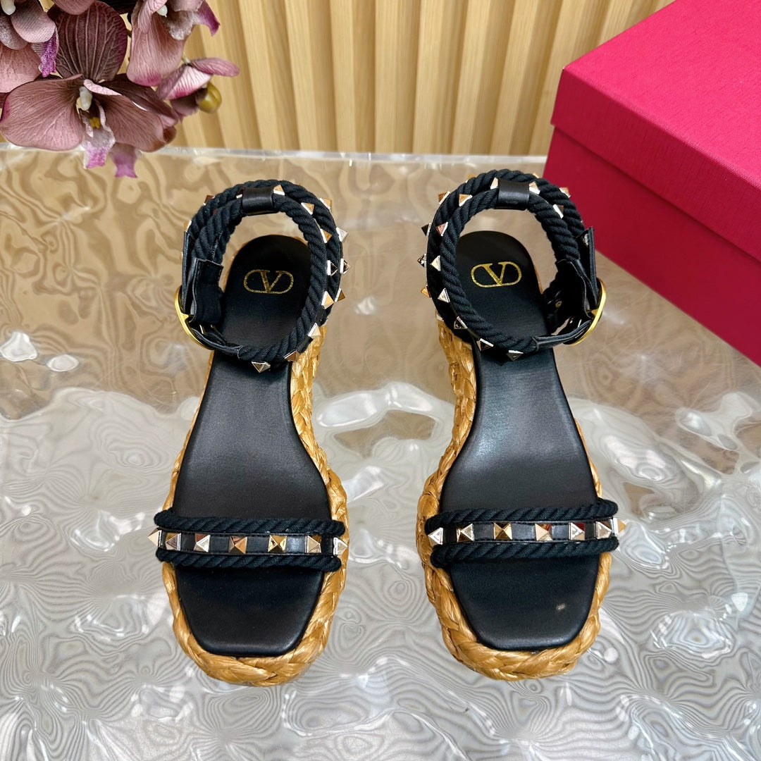 Rockstud Flatform Sandal 45mm In Black Calfskin And Raffia 102848