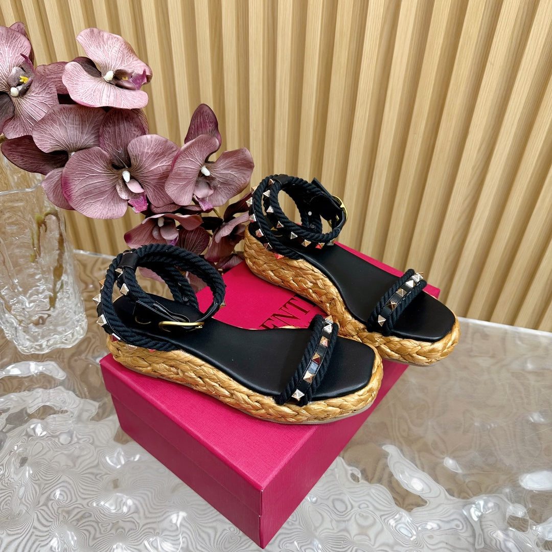 Rockstud Flatform Sandal 45mm In Black Calfskin And Raffia 102848