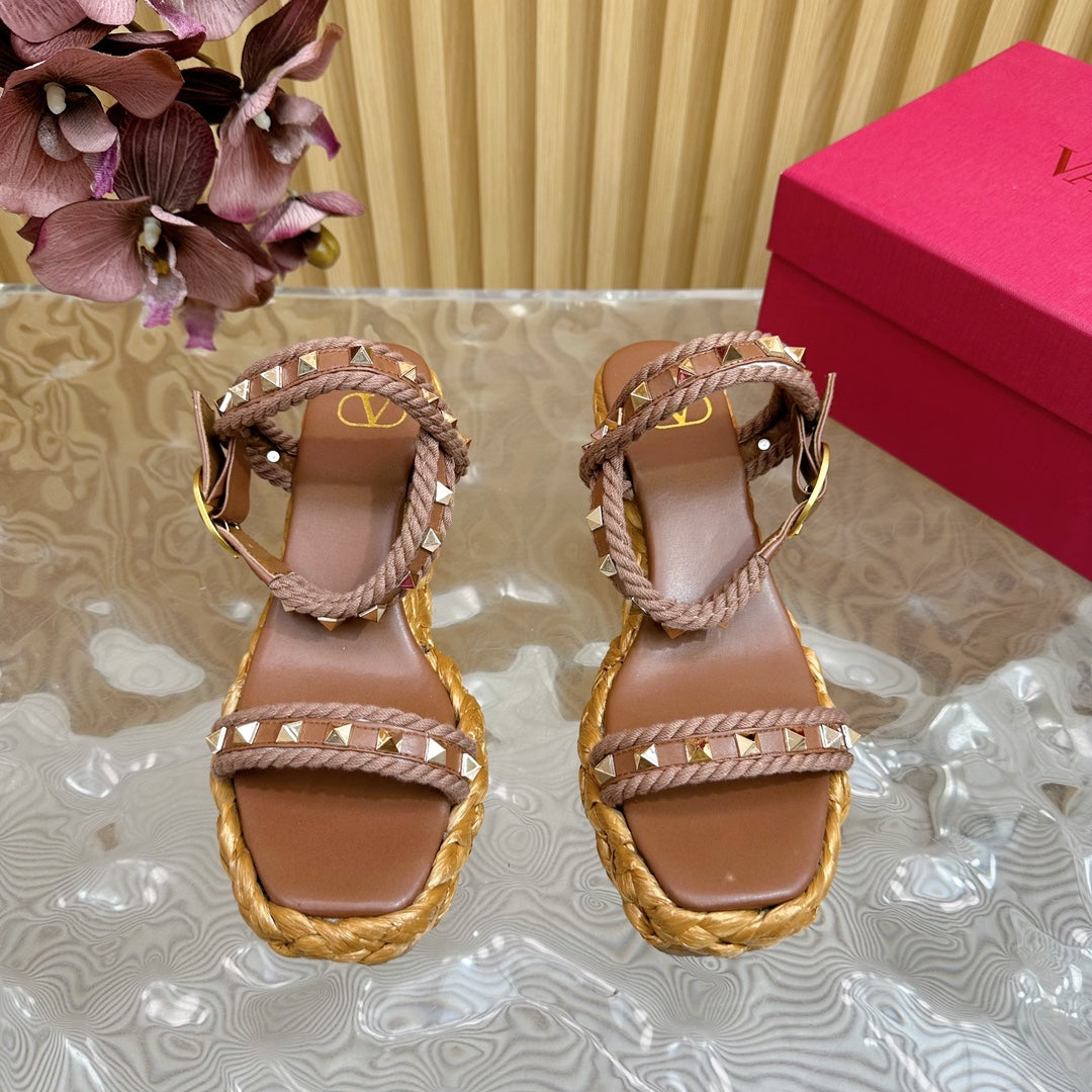 Rockstud Flatform Sandal 75mm In Brown Mix Brownish Pink Calfskin And Raffia 102856