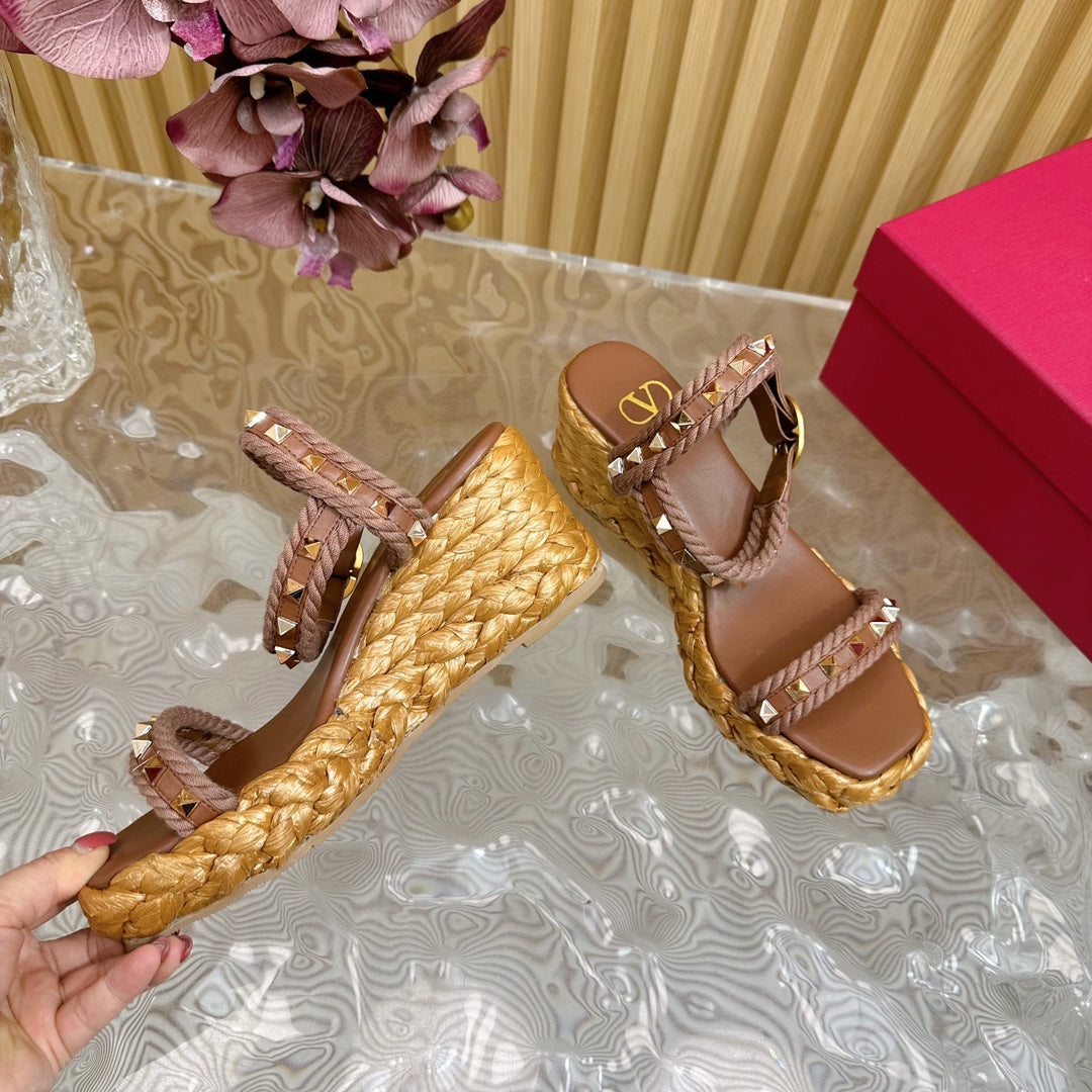 Rockstud Flatform Sandal 75mm In Brown Mix Brownish Pink Calfskin And Raffia 102856