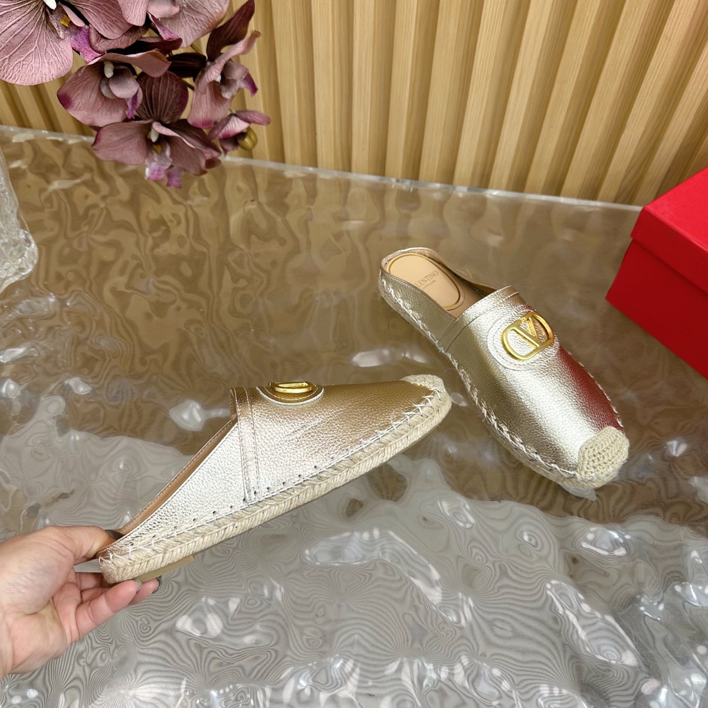 VT 2025 Signature Leather Espadrilles Metallic Cowhide 286507