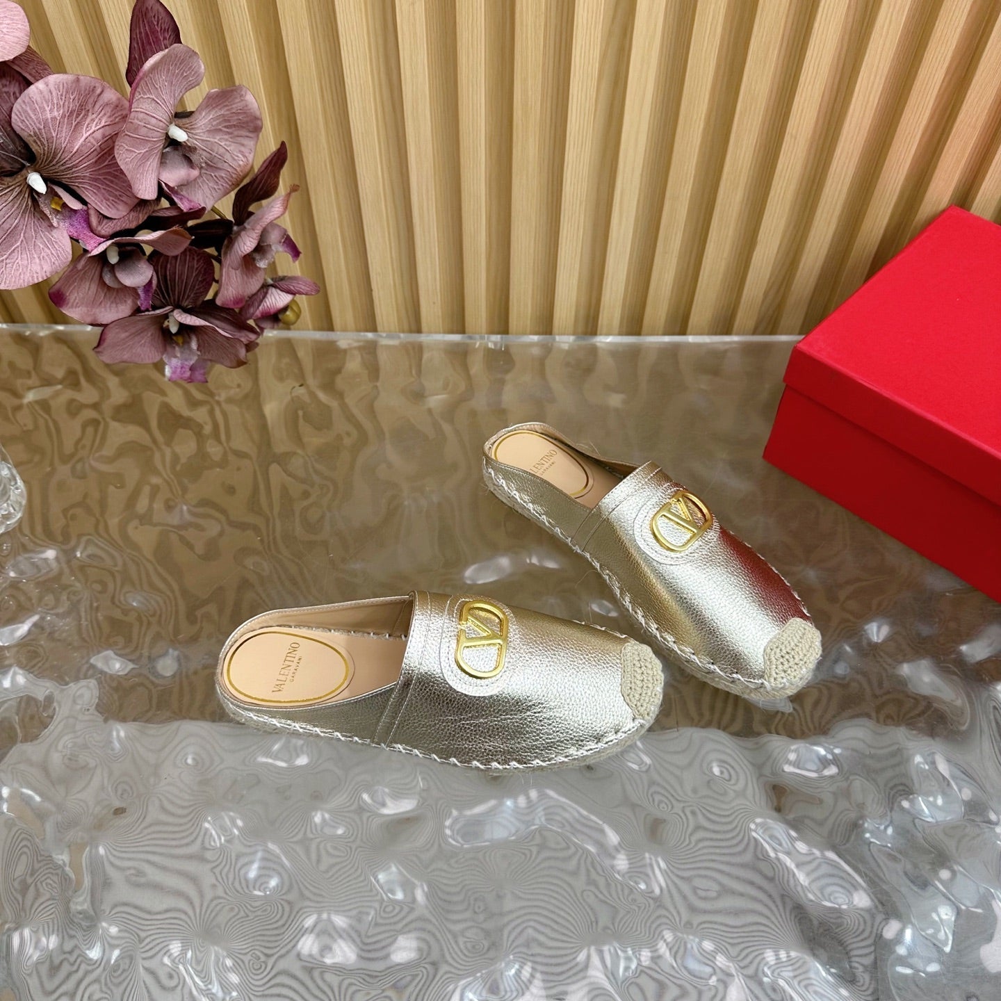 VT 2025 Signature Leather Espadrilles Metallic Cowhide 286507