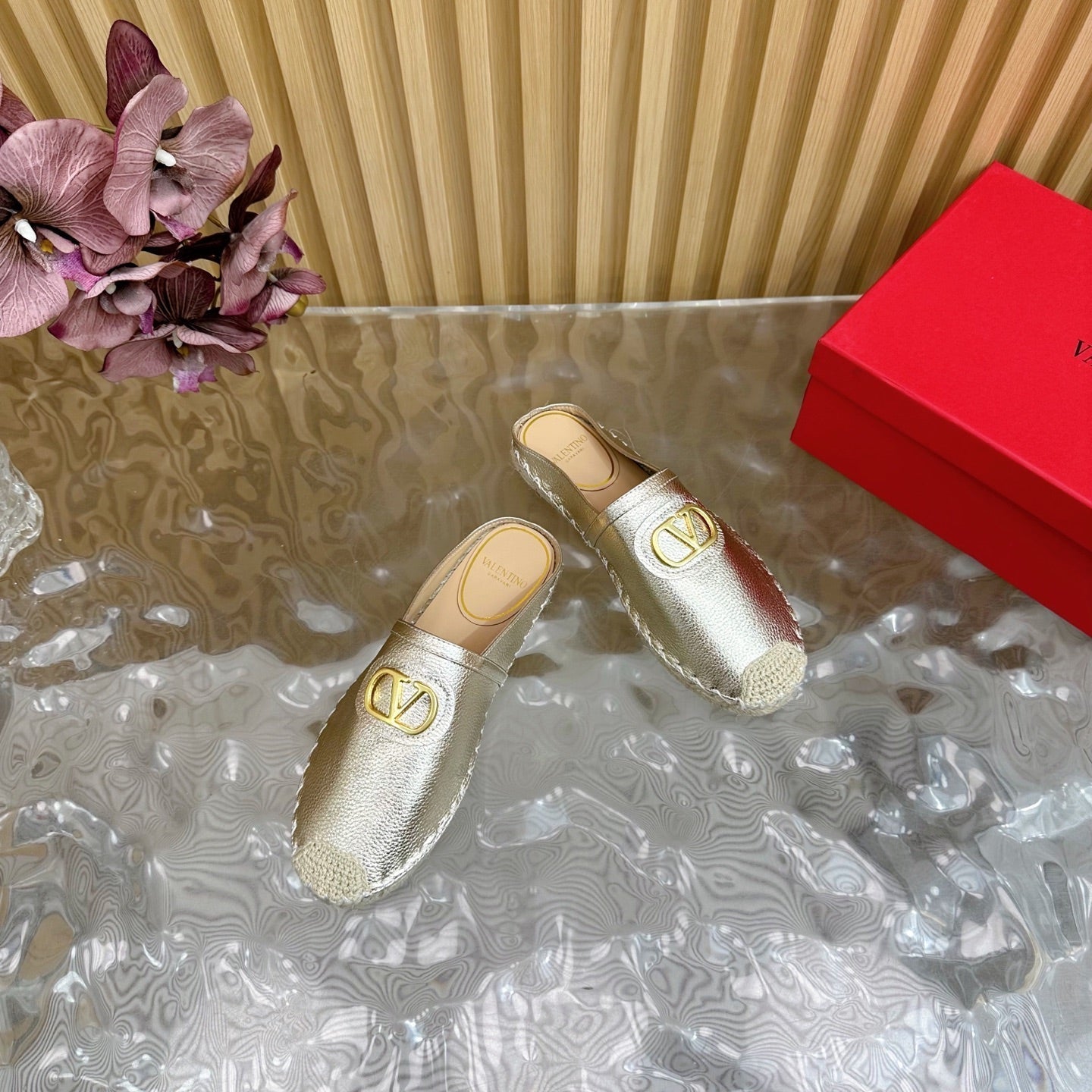 VT 2025 Signature Leather Espadrilles Metallic Cowhide 286507