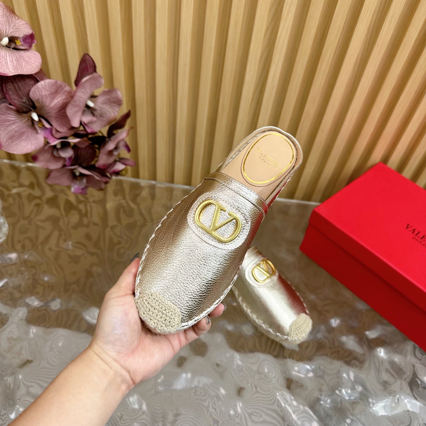 VT 2025 Signature Leather Espadrilles Metallic Cowhide 286507