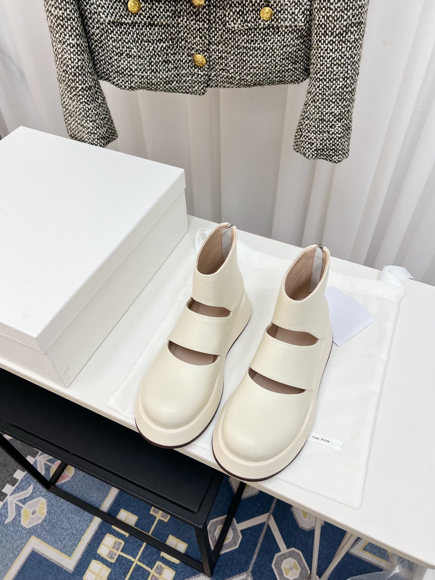 The Row 2025 Boot Off-white Sheepskin 576057