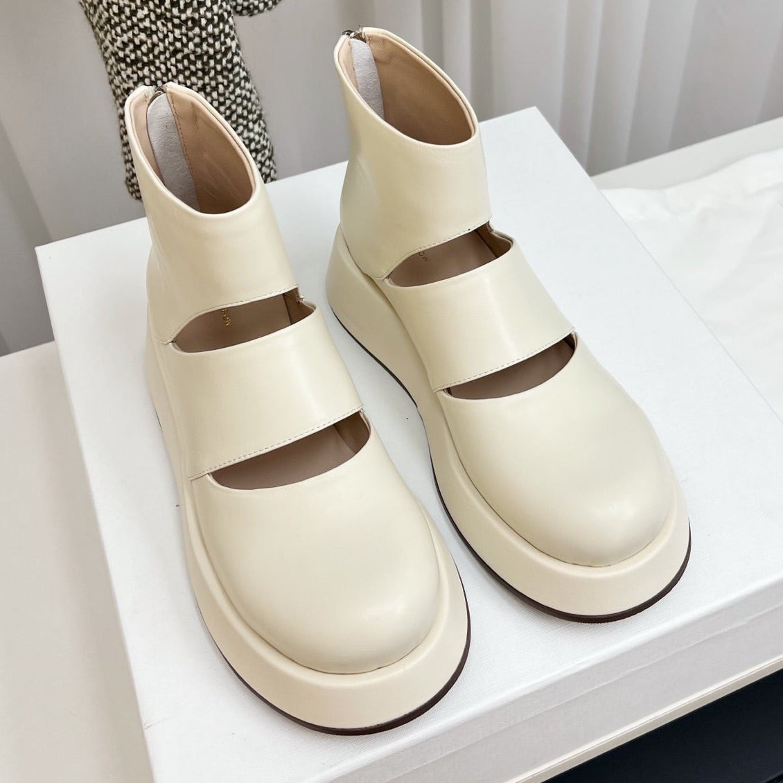 The Row 2025 Boot Off-white Sheepskin 576057