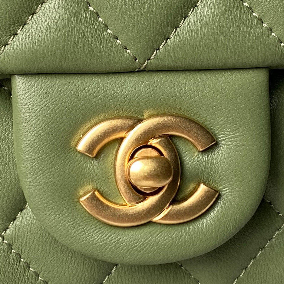 Chanel 25 Pearl Crush Square Flap Bag 17cm Dark Green Lambskin 323088