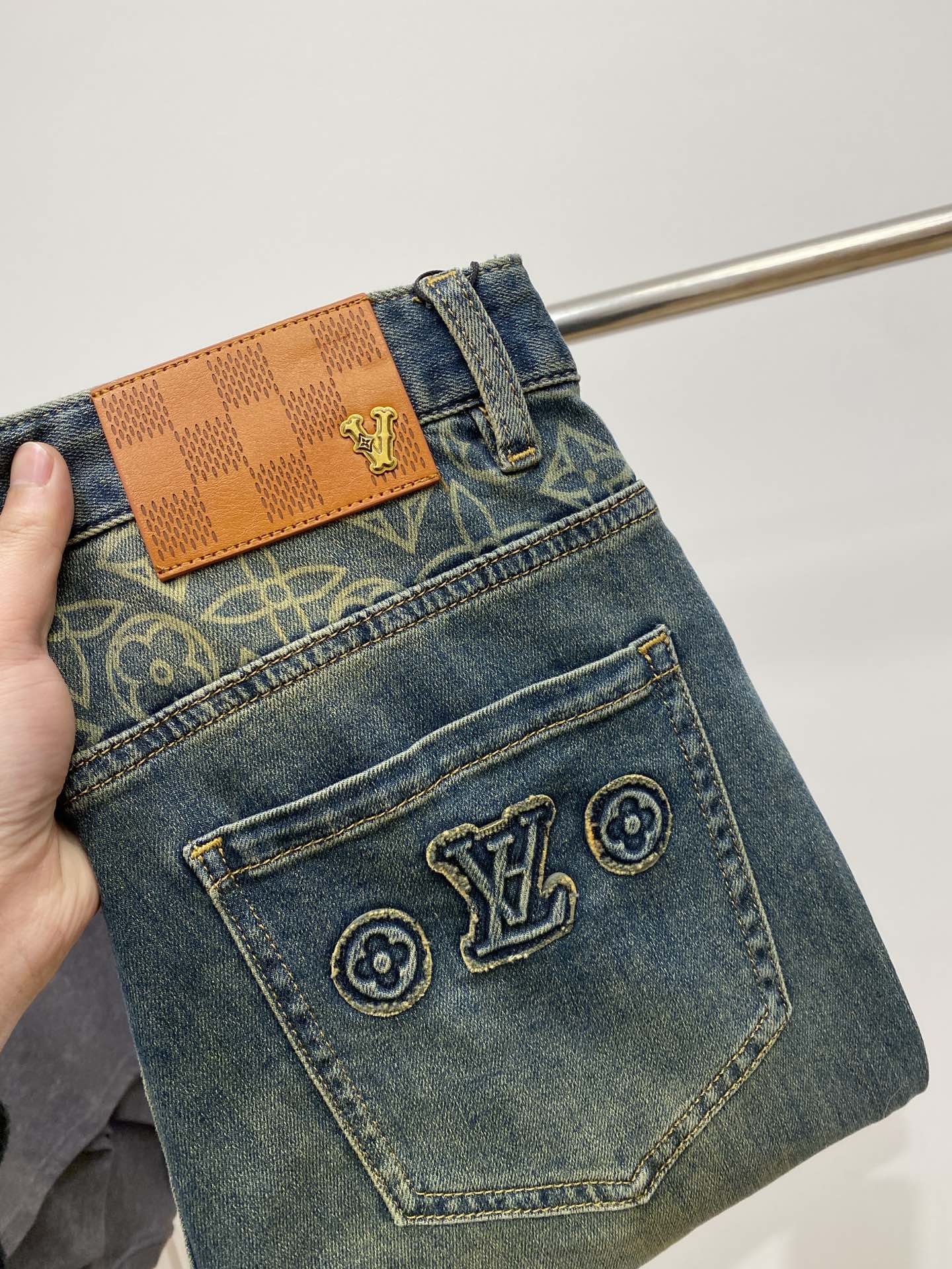 LV STRAIGHT LEG JEANS 239598