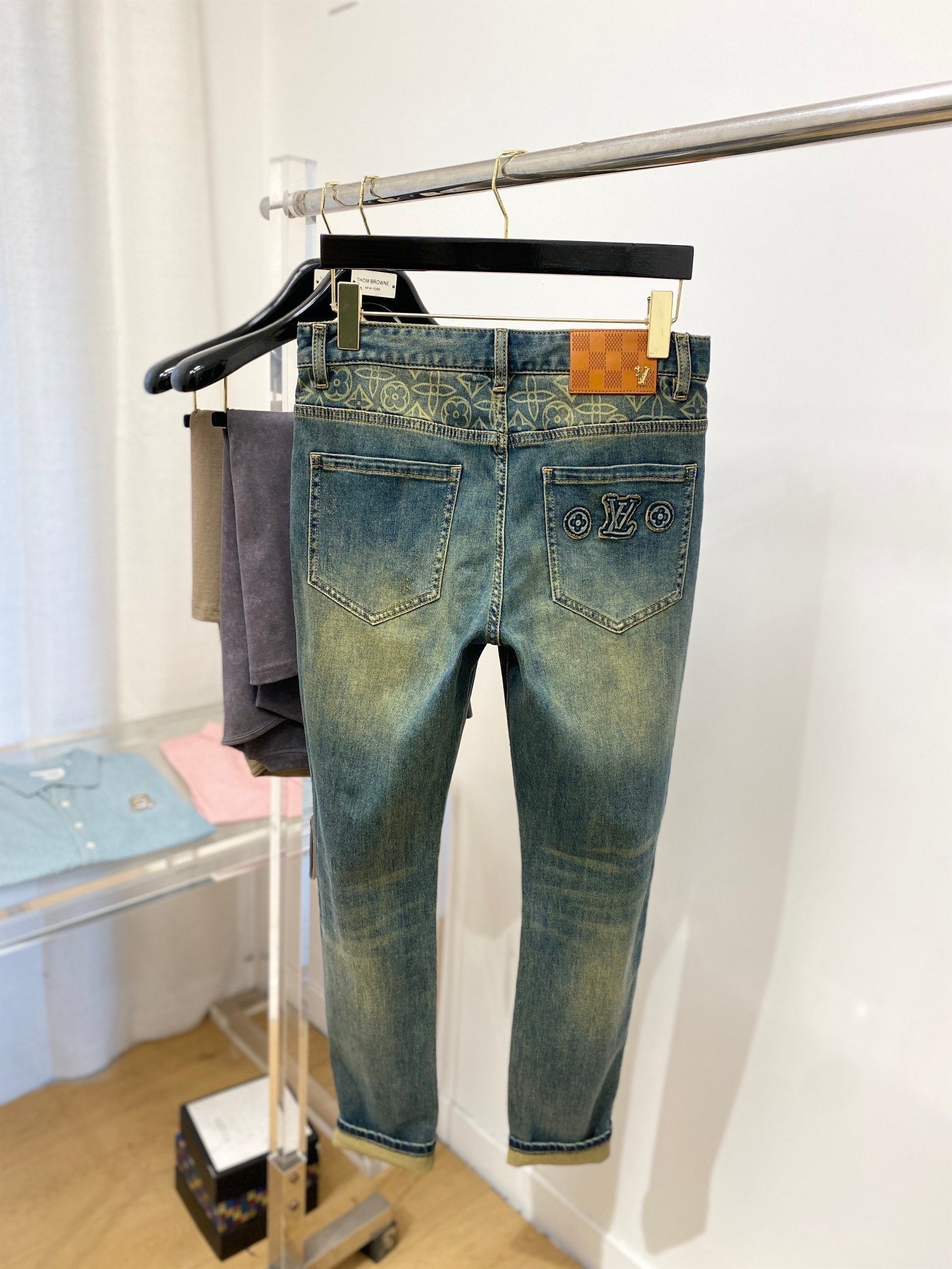 LV STRAIGHT LEG JEANS 239598