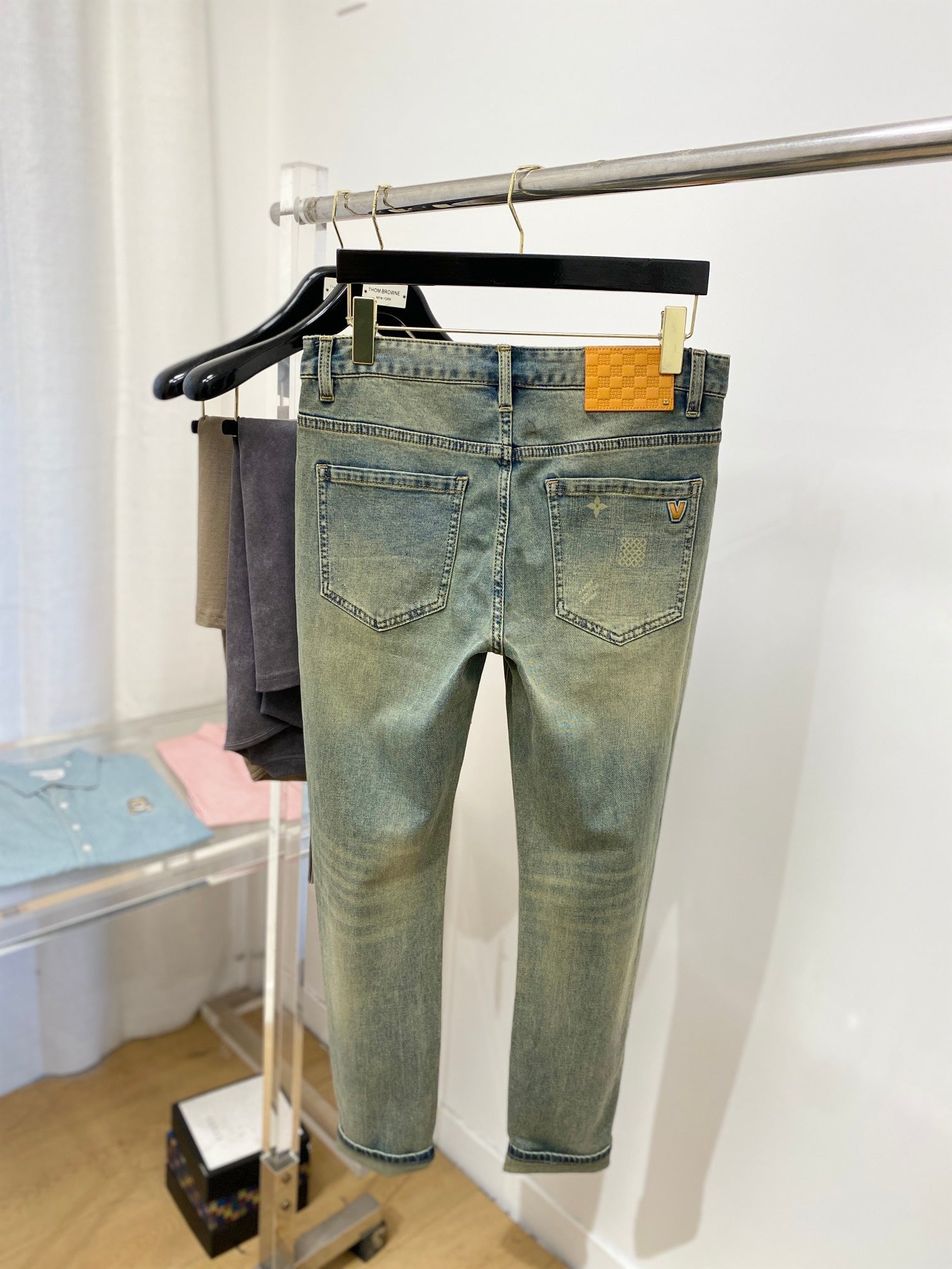 LV STRAIGHT LEG JEANS 239597