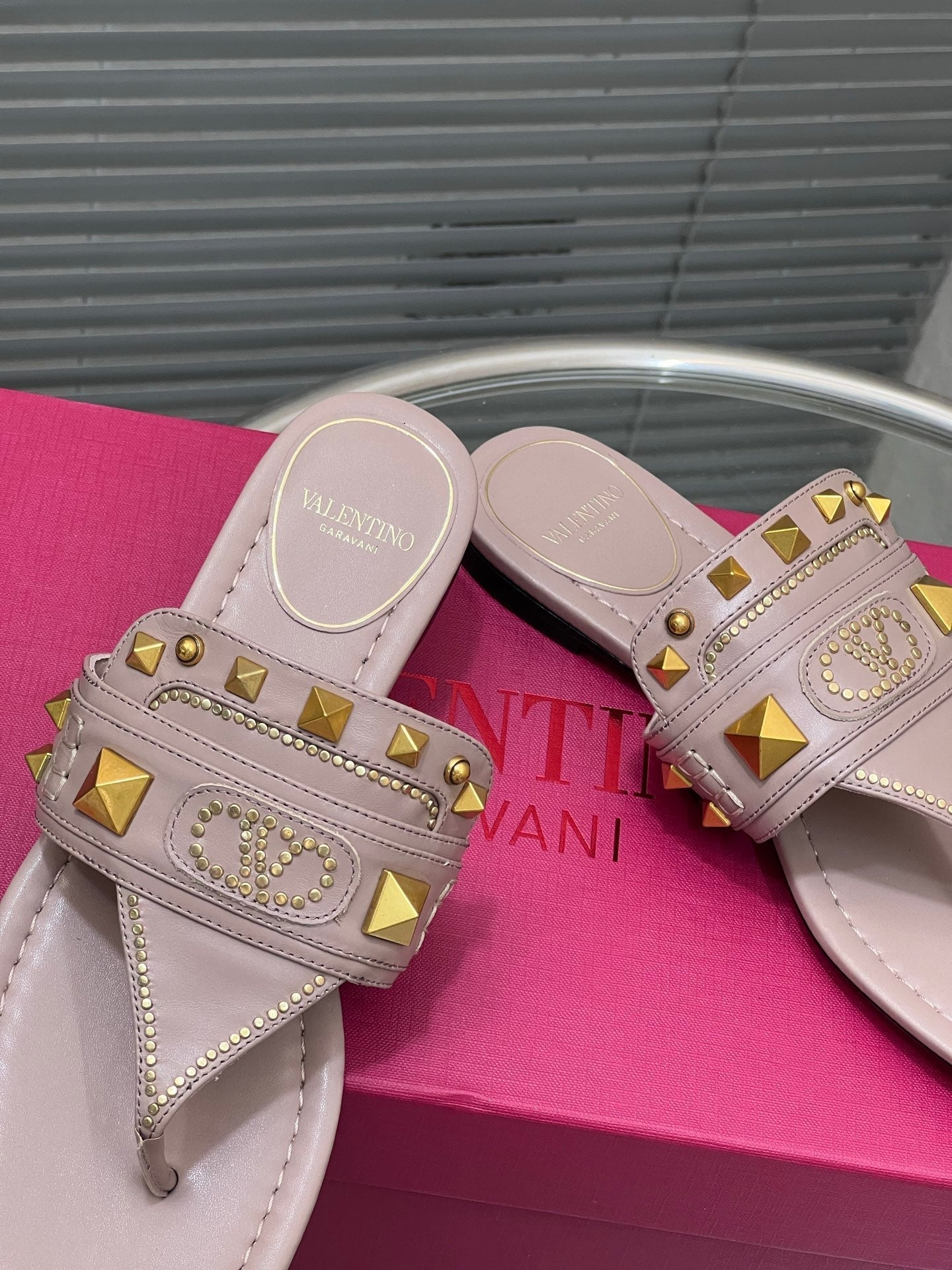 VT Rockstud Thong Sandals Pink Cowhide 334634