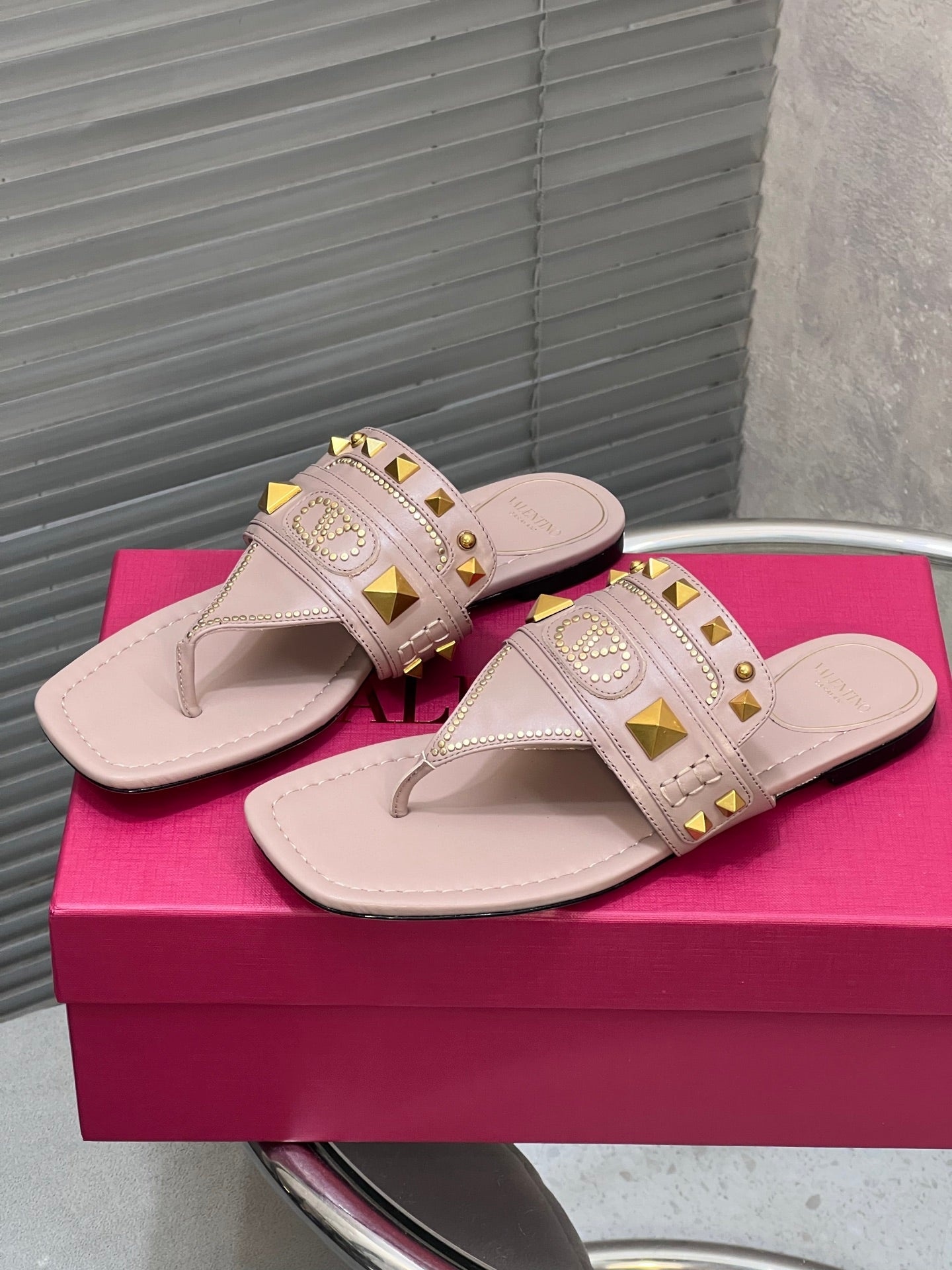 VT Rockstud Thong Sandals Pink Cowhide 334634