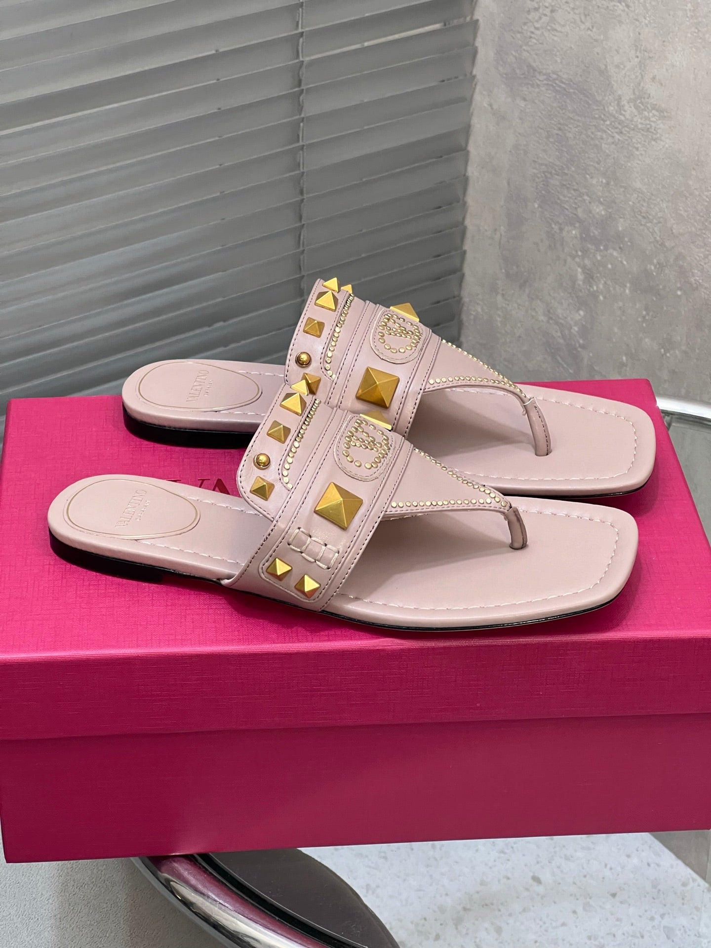 VT Rockstud Thong Sandals Pink Cowhide 334634