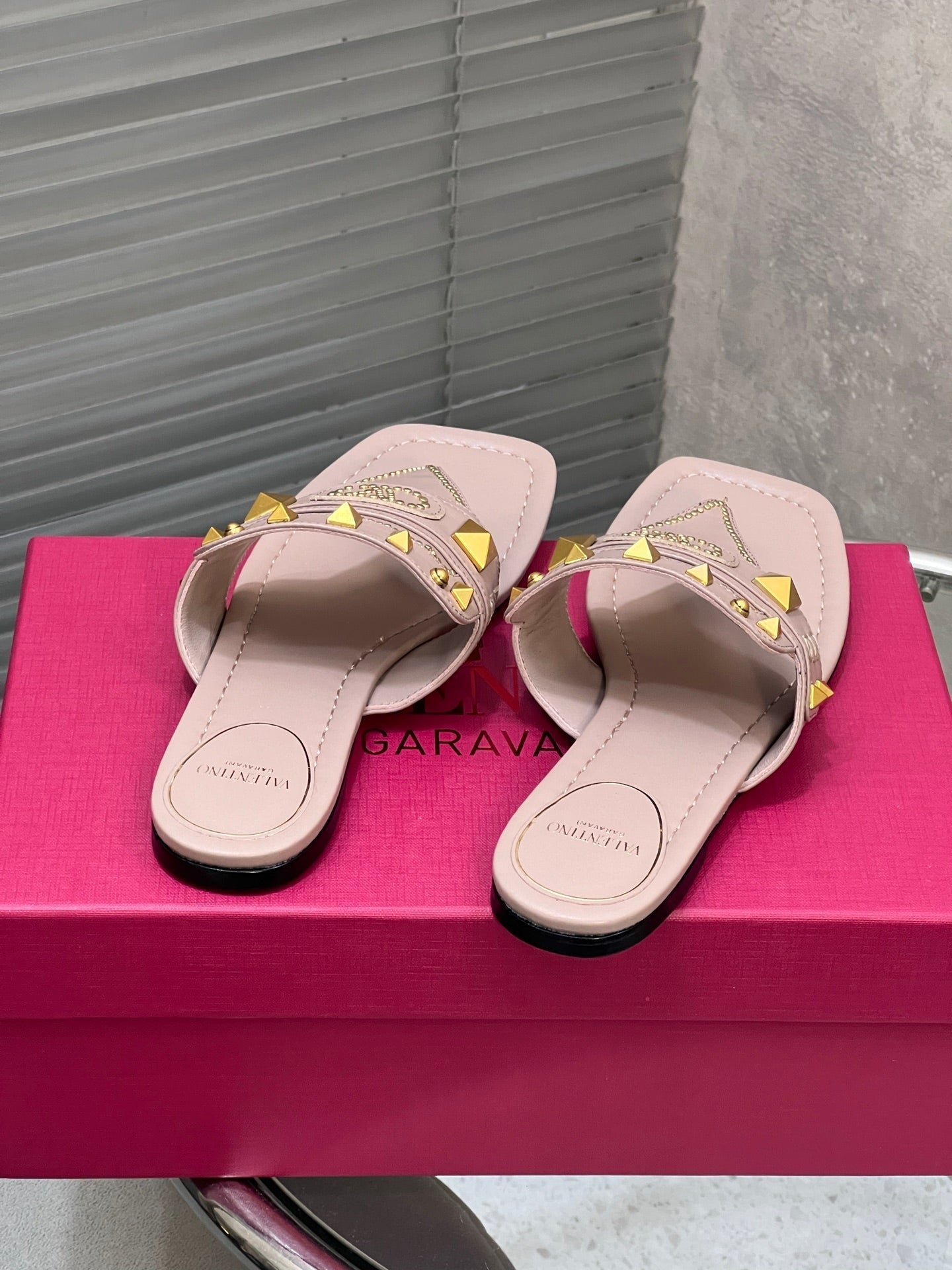 VT Rockstud Thong Sandals Pink Cowhide 334634