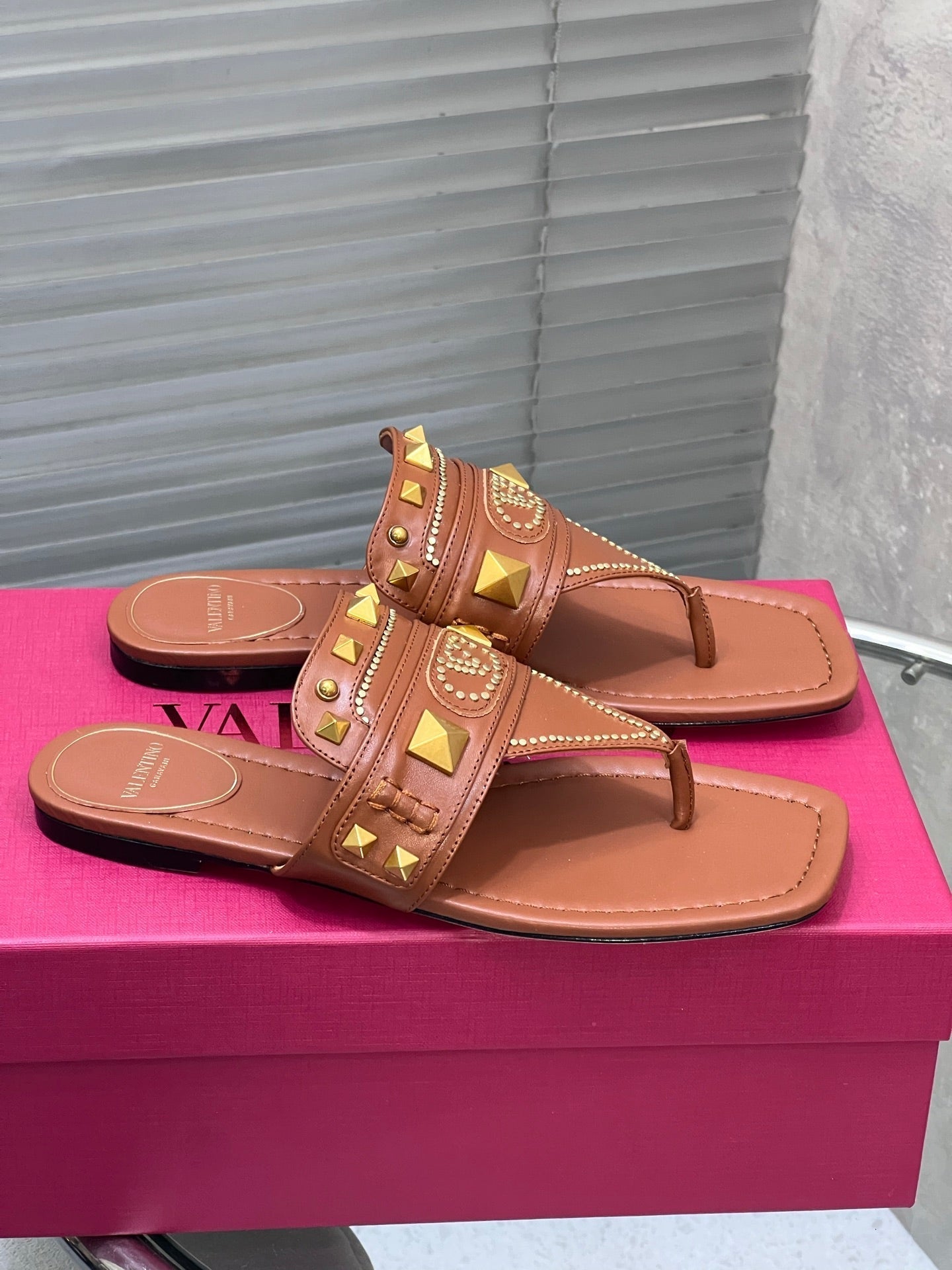 VT Rockstud Thong Sandals Brown Cowhide