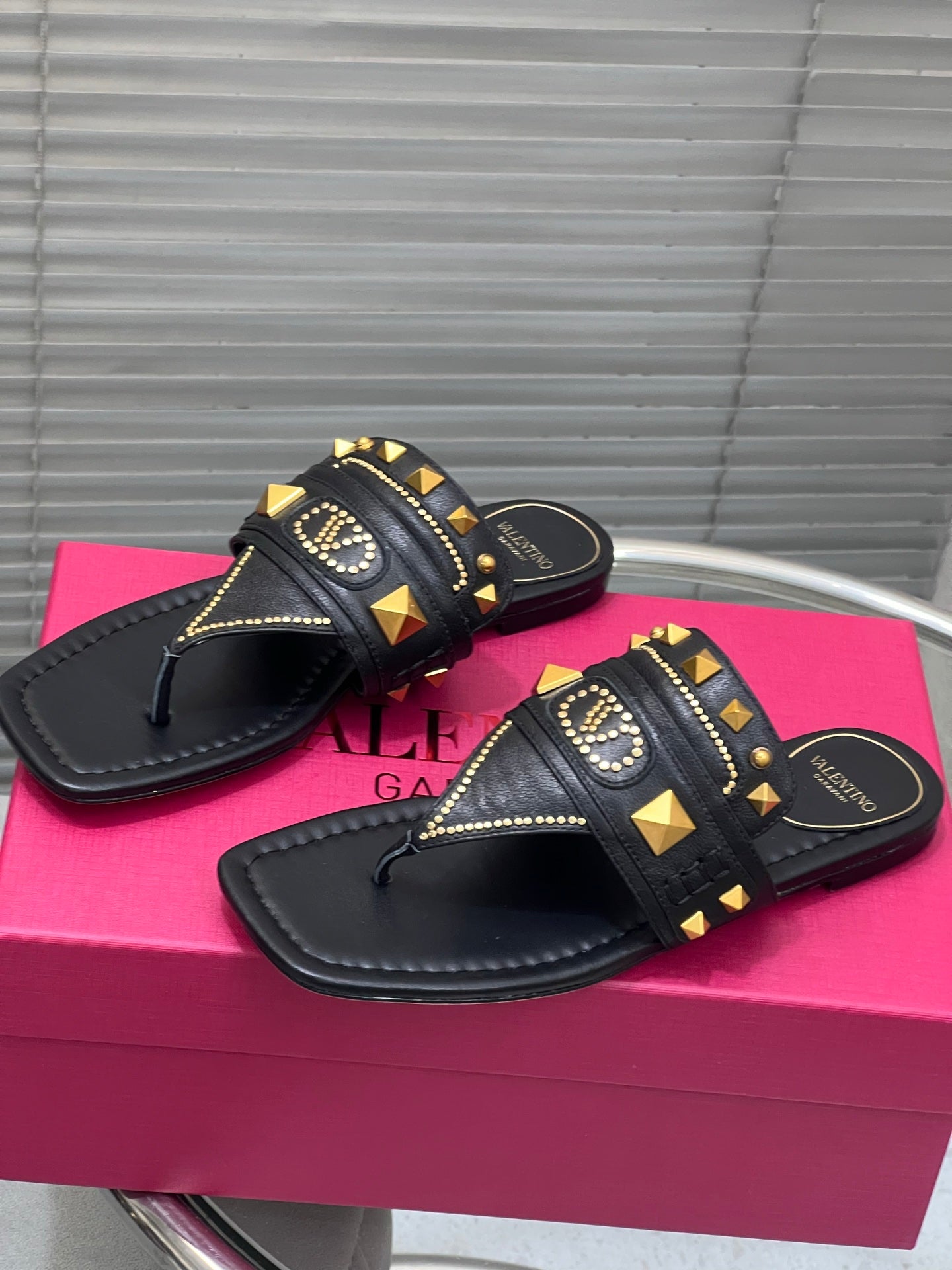 VT Rockstud Thong Sandals Black Cowhide