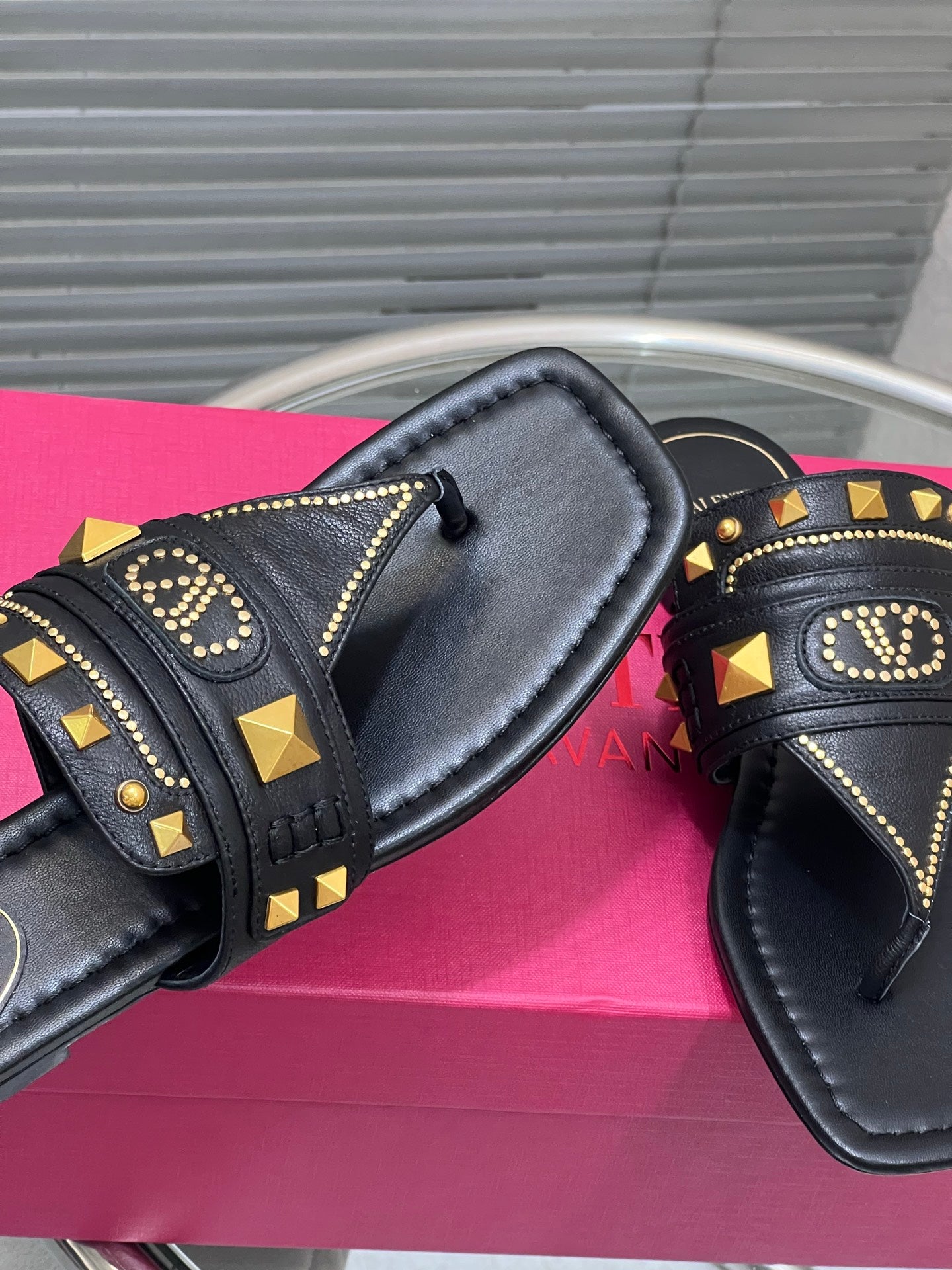 VT Rockstud Thong Sandals Black Cowhide