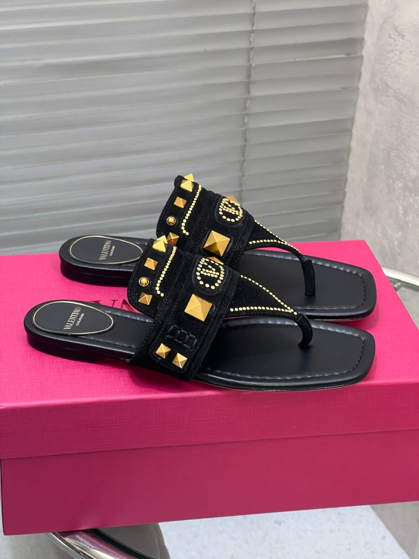 VT Rockstud Thong Sandals Black Suede 334638