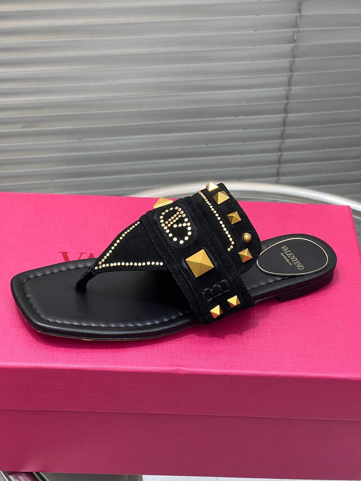 VT Rockstud Thong Sandals Black Suede 334638