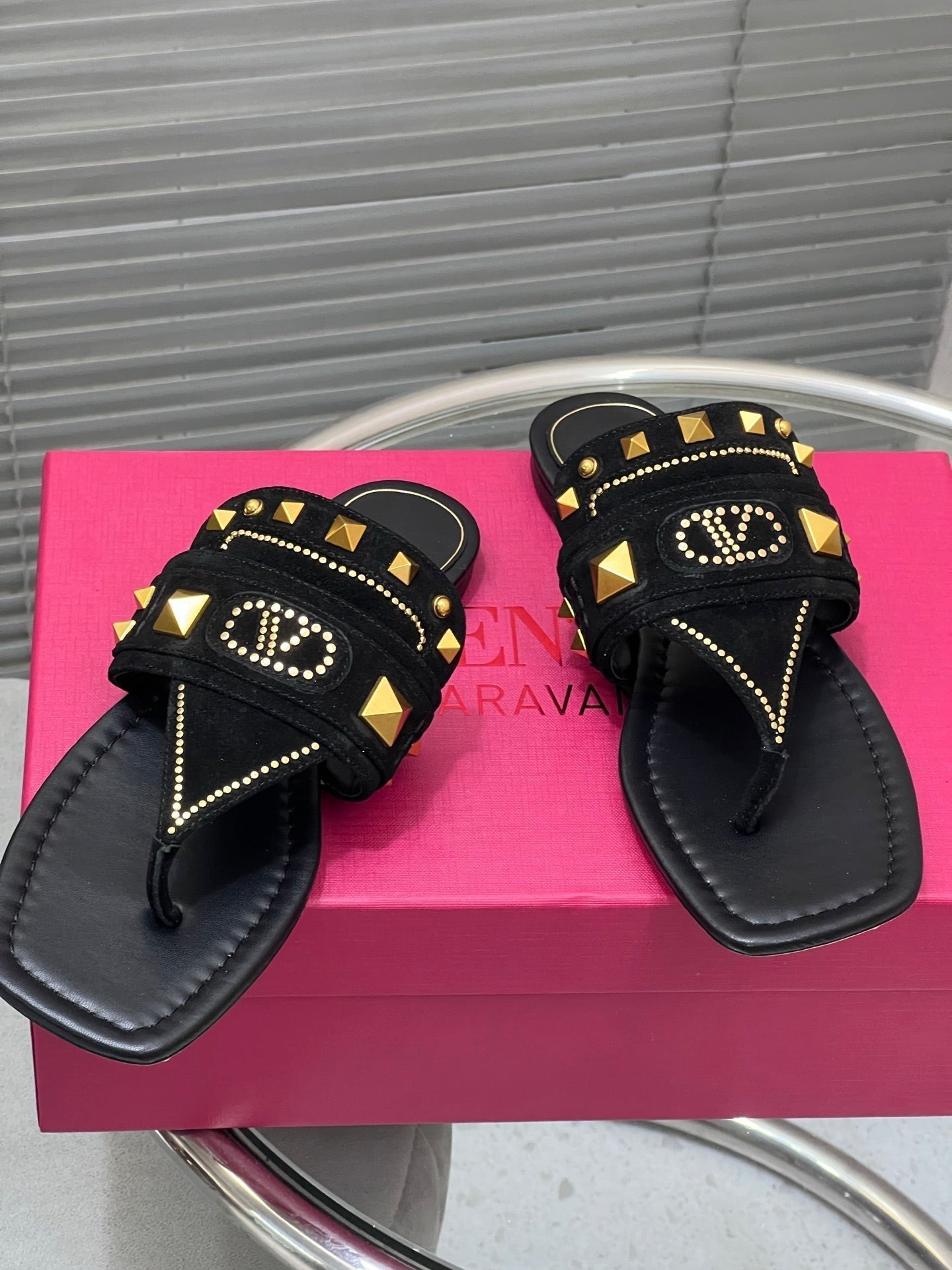 VT Rockstud Thong Sandals Black Suede 334638