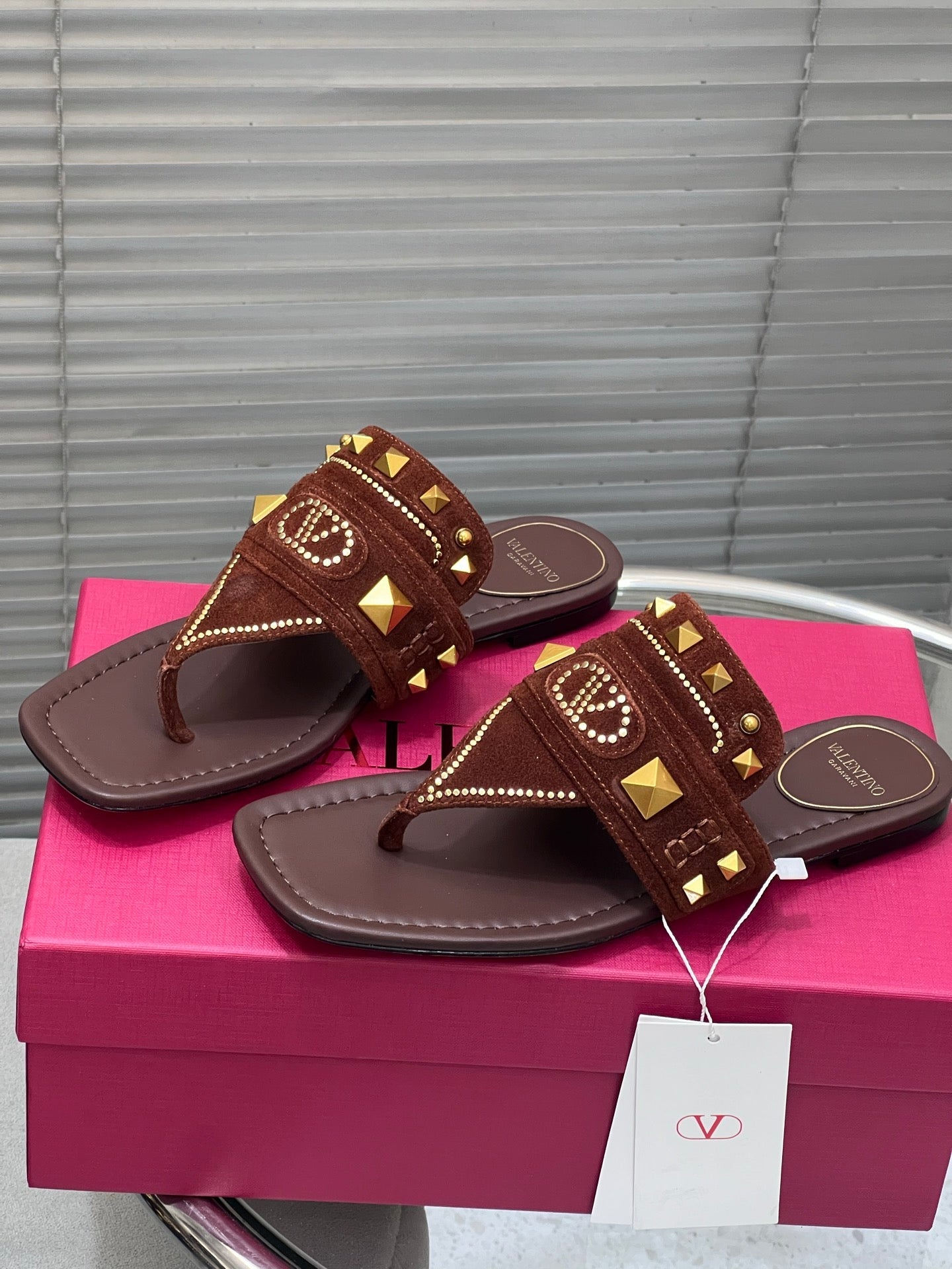 VT Rockstud Thong Sandals Brown Suede