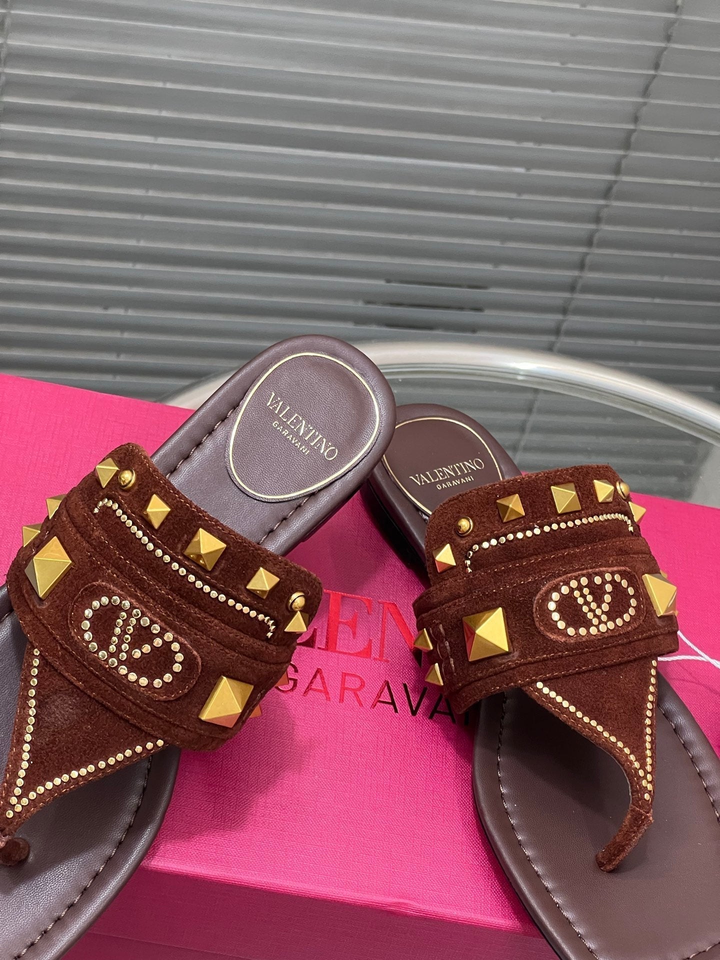 VT Rockstud Thong Sandals Brown Suede