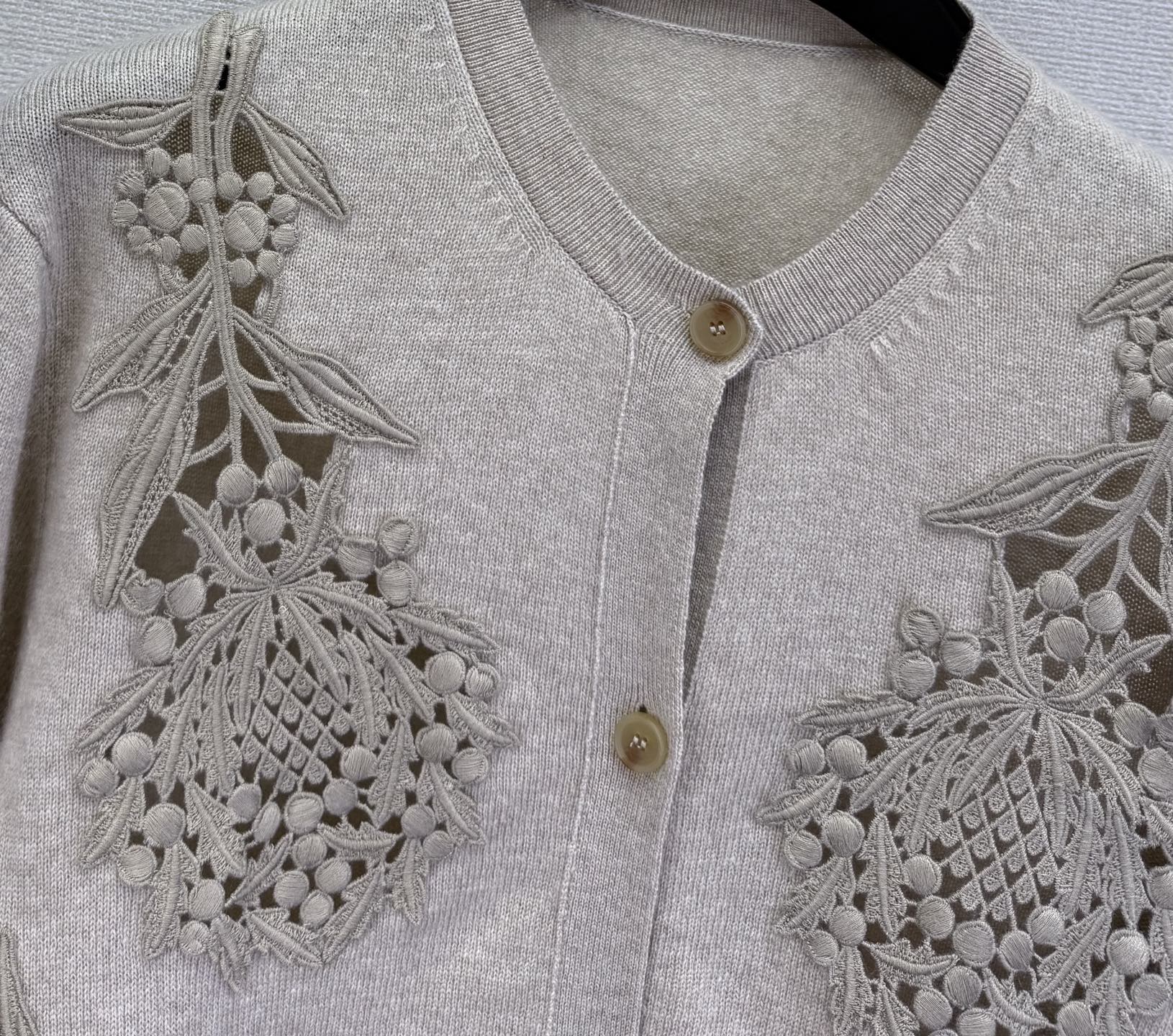 LP 25 Embroidered Floral Pattern Hollow Cardigan Gray Cashmere 315858