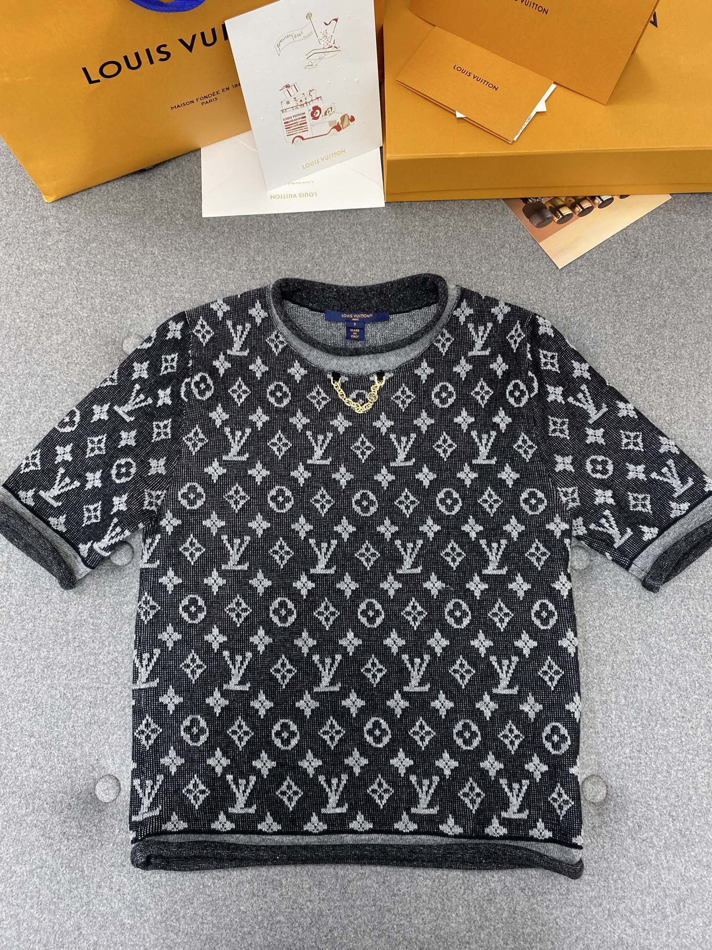 LV Simple Elegant Design T-shirt Black Cotton Wool