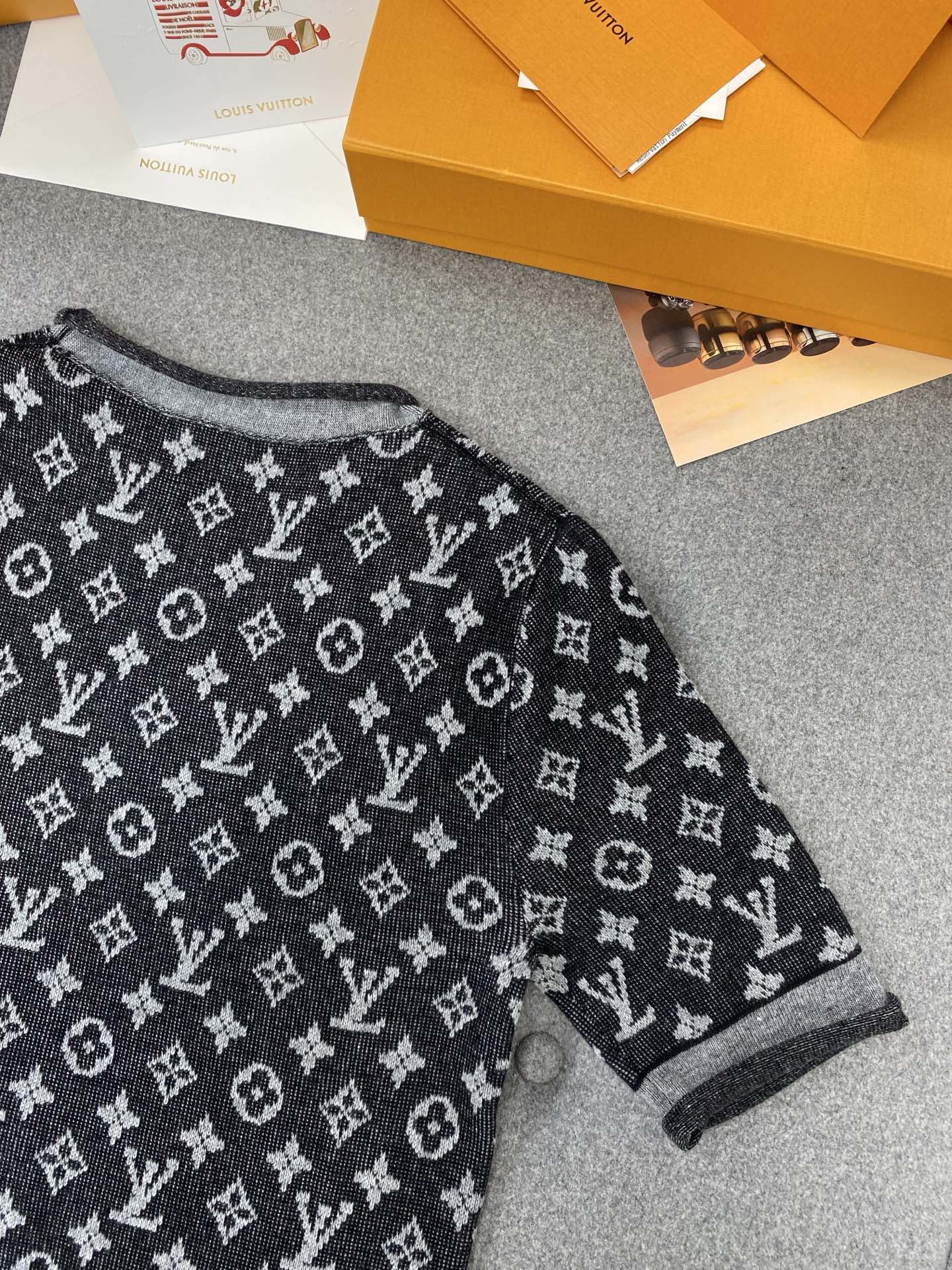 LV Simple Elegant Design T-shirt Black Cotton Wool