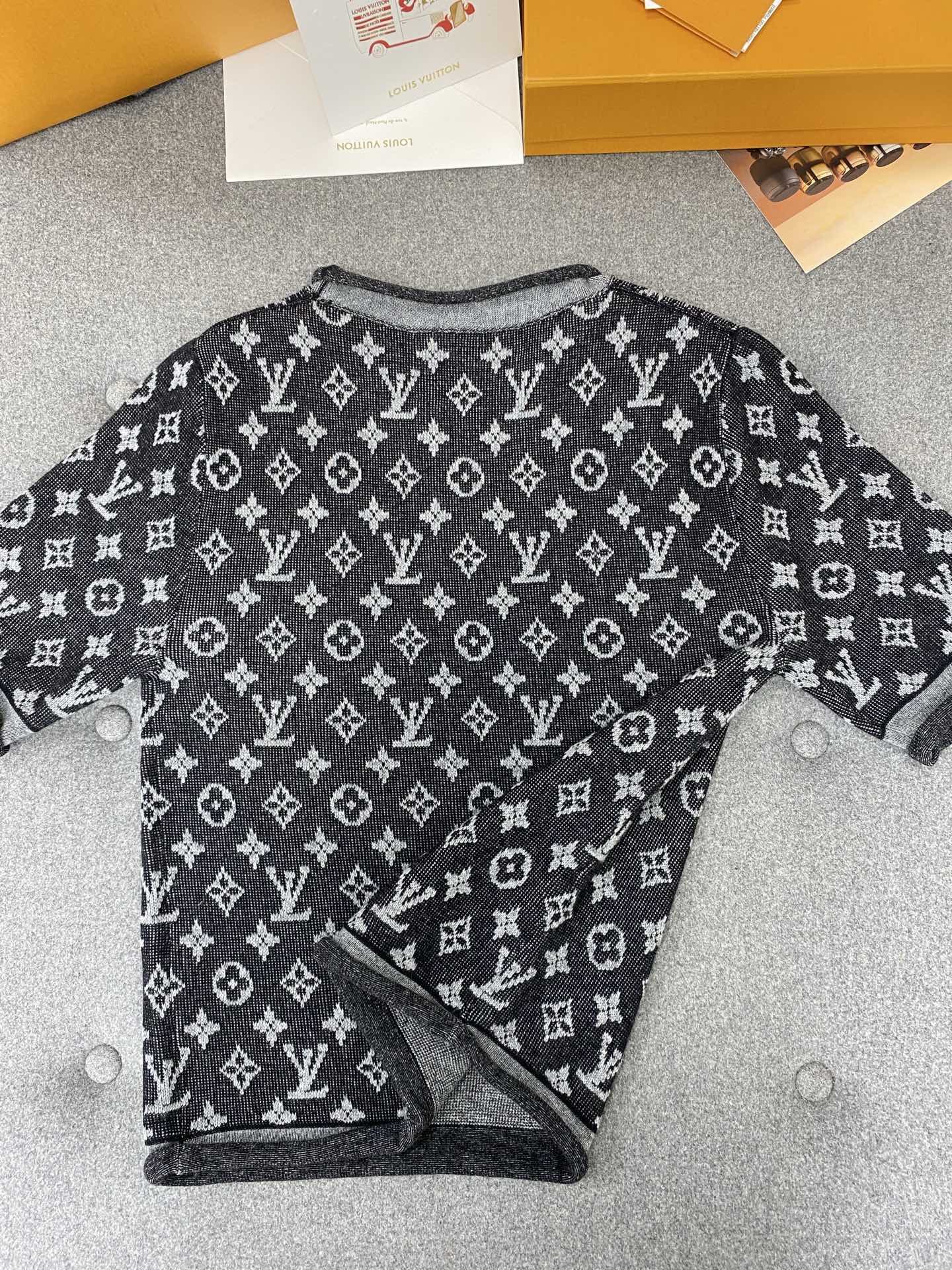 LV Simple Elegant Design T-shirt Black Cotton Wool