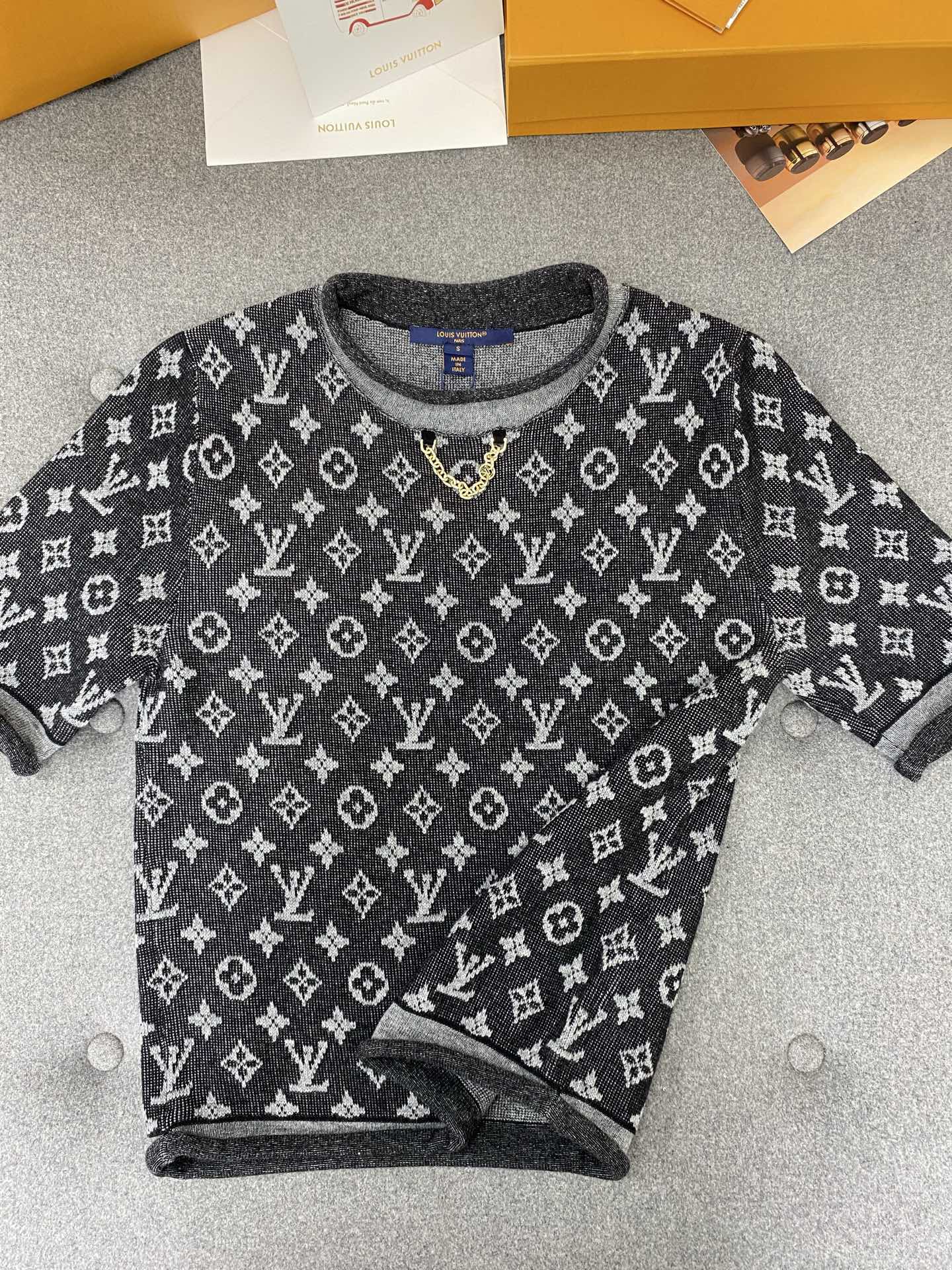 LV Simple Elegant Design T-shirt Black Cotton Wool