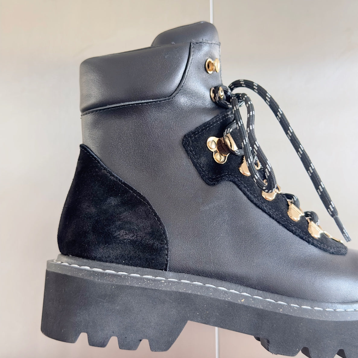 LV Territory Flat Ranger 40mm Black Cowhide