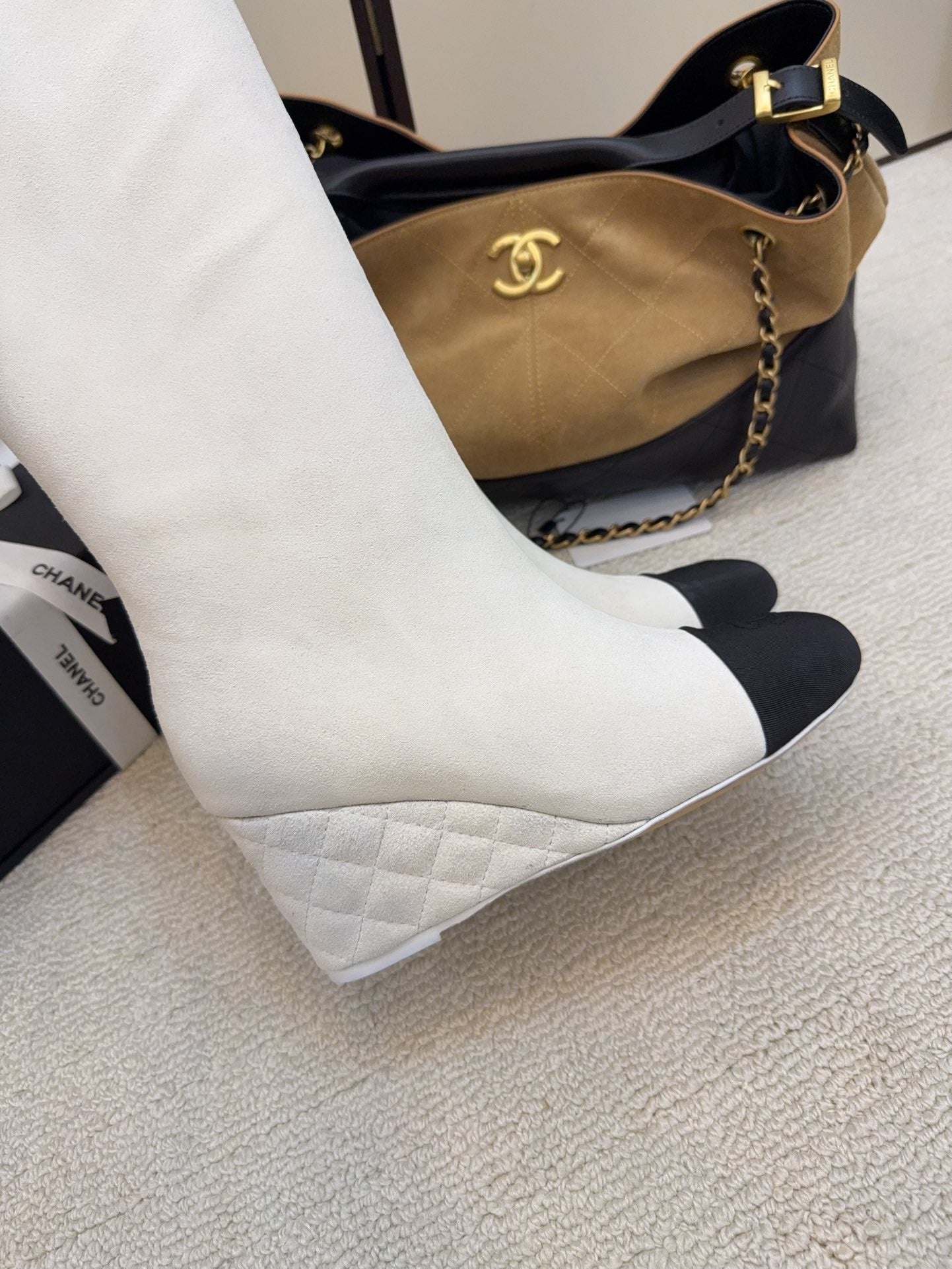 CC 26 Wedge Boot White Black Suede 588894