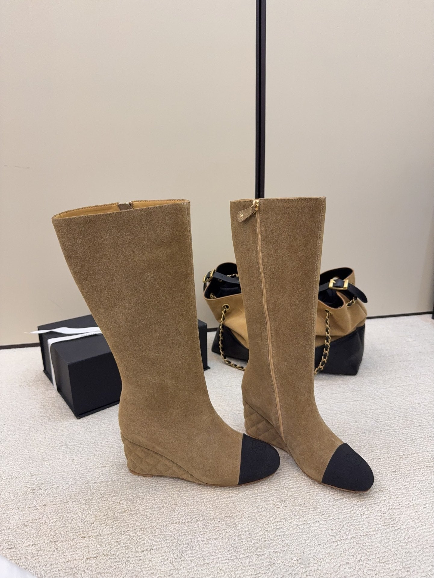 CC 26 Wedge Boot Tan Black Suede 588895