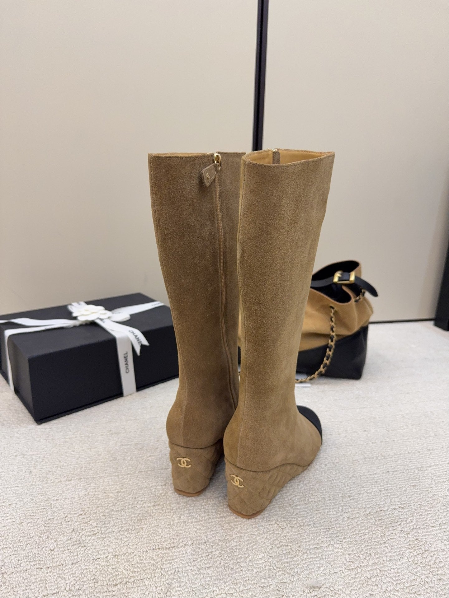 CC 26 Wedge Boot Tan Black Suede 588895