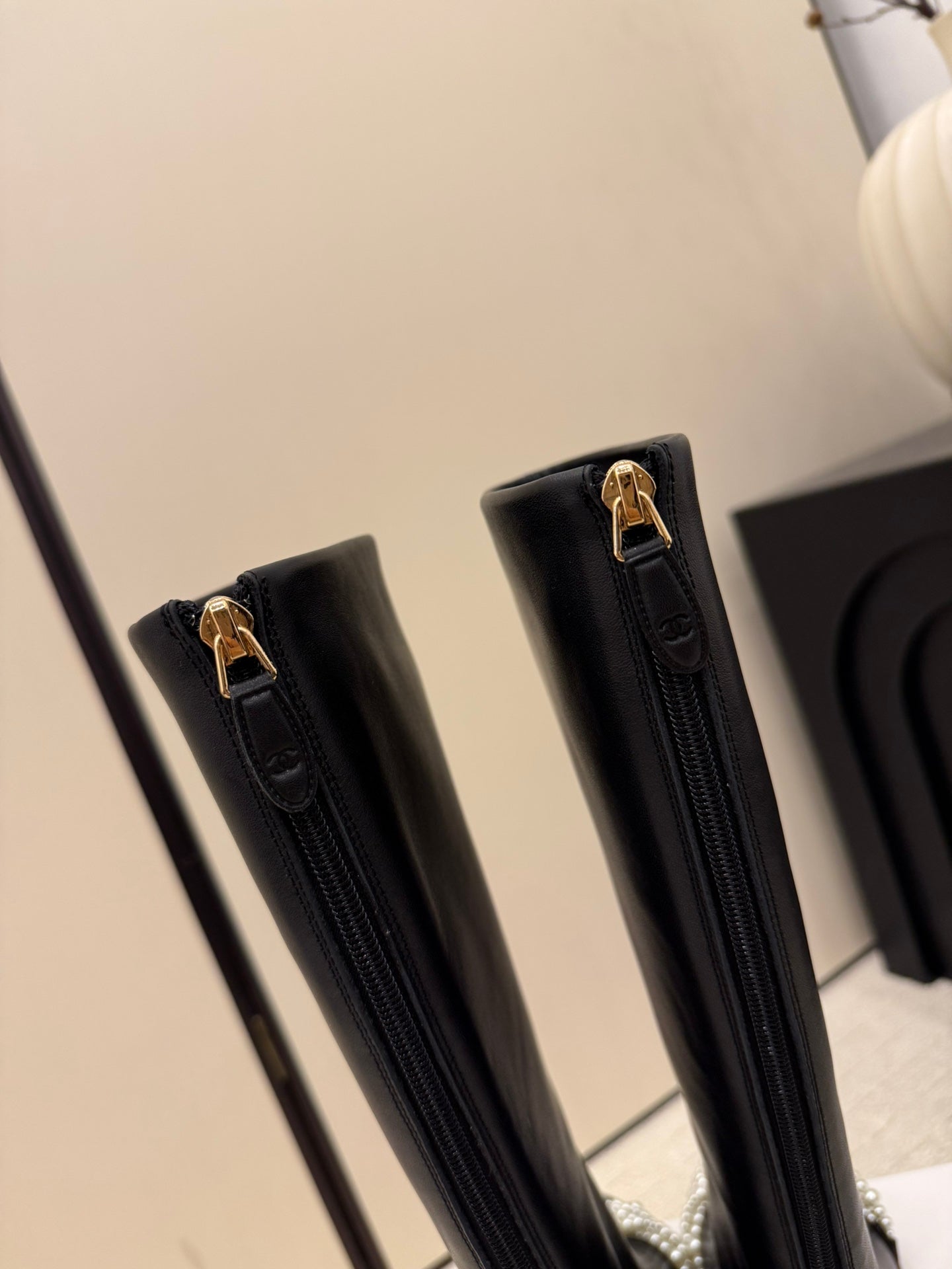 CC 26 Pearl Boot Black Leather 588830