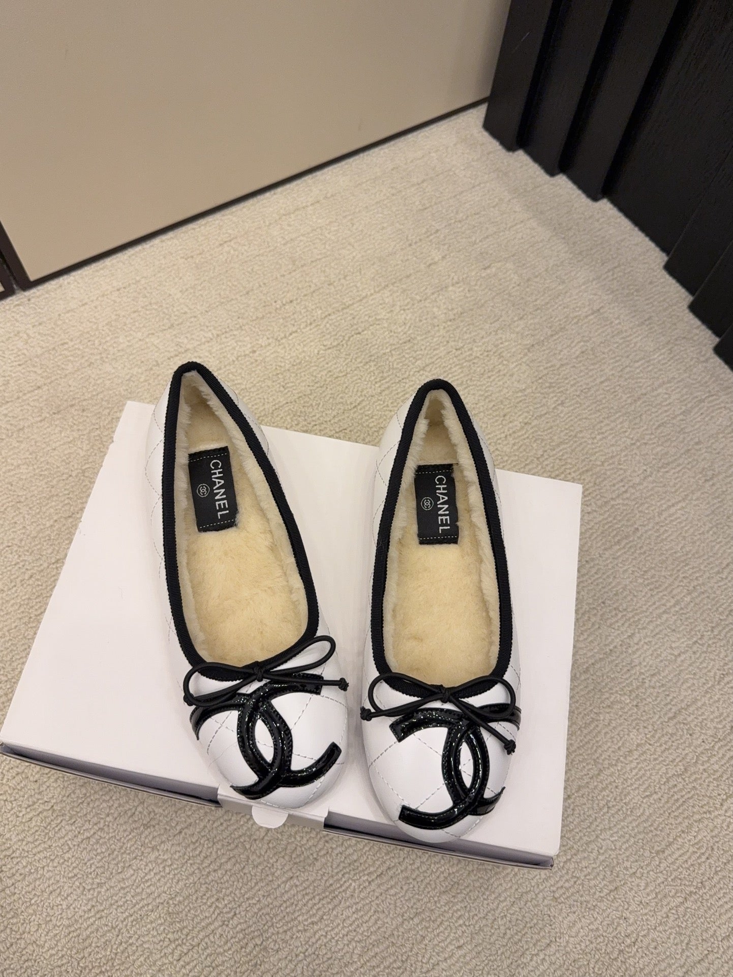 CC 26 Shearling Ballet Flat White Beige Cowhide Wool 588919