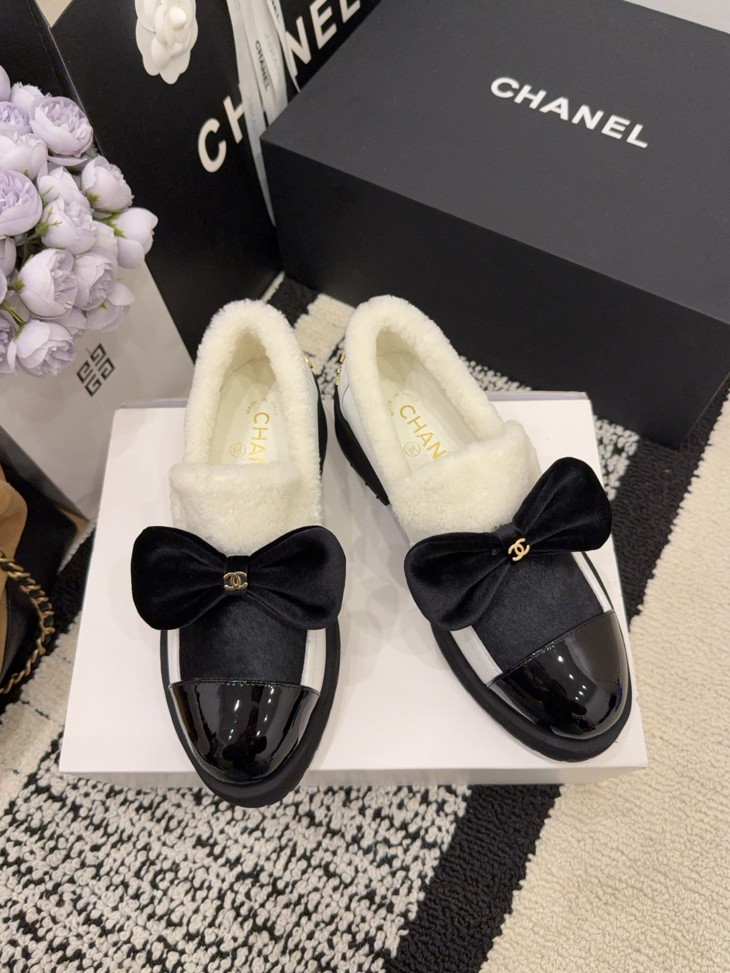 CC 26 Fur-lined Loafer With Bow Black White Wool Leather 588825