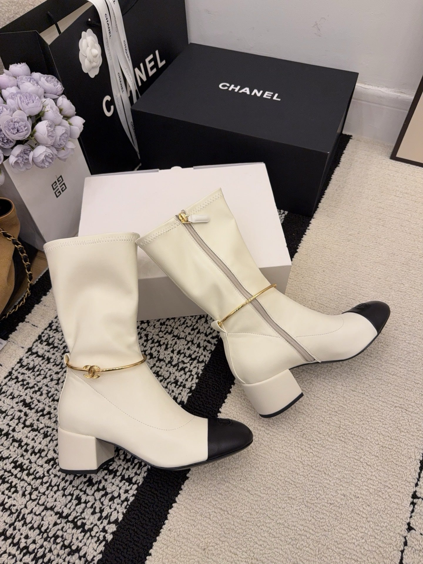 CC 26 Short Boot With Gold-tone Ankle Chain White Black Lambskin 588820