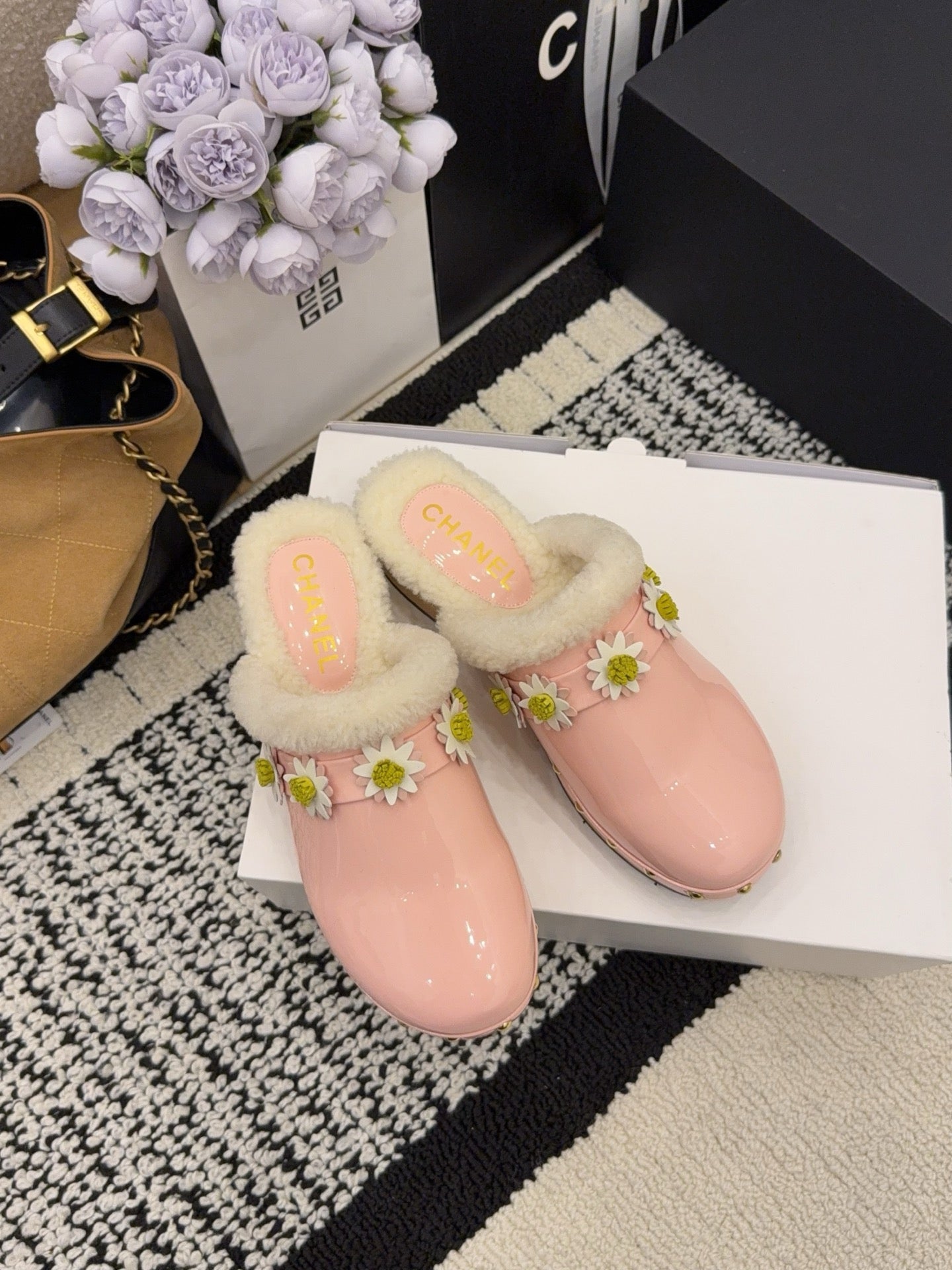 CC 26 Daisy Shearling-lined Slipper Pink Patent Leather 588693