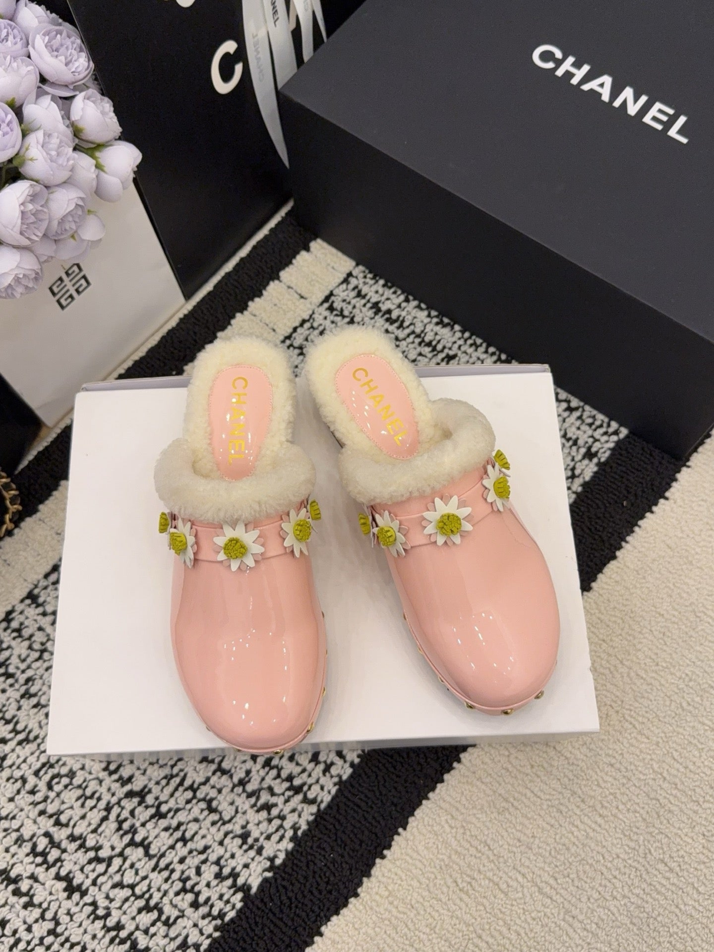 CC 26 Daisy Shearling-lined Slipper Pink Patent Leather 588693
