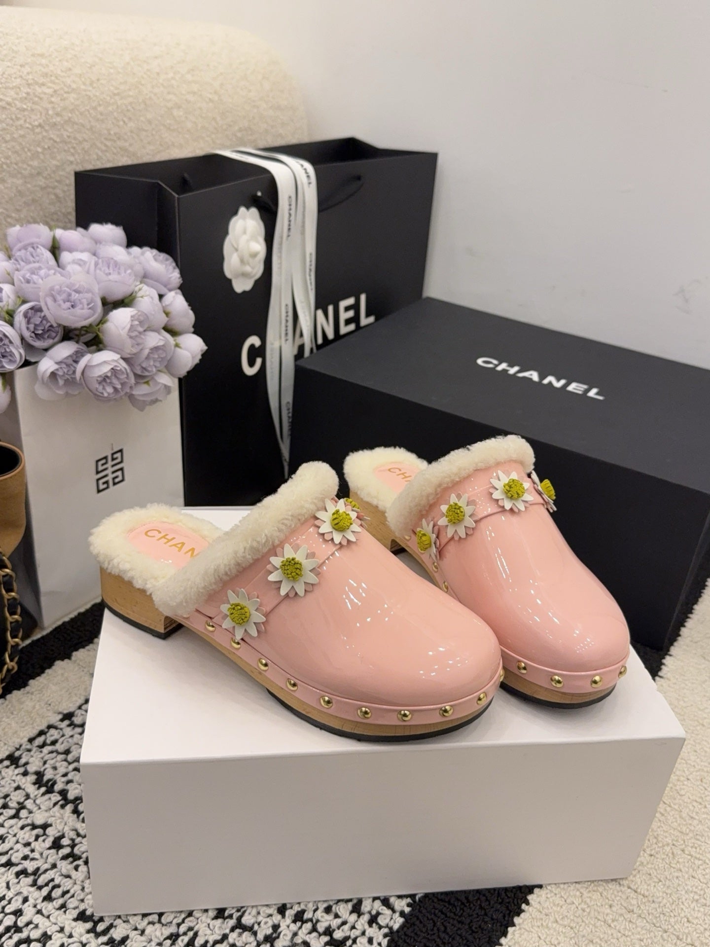 CC 26 Daisy Shearling-lined Slipper Pink Patent Leather 588693